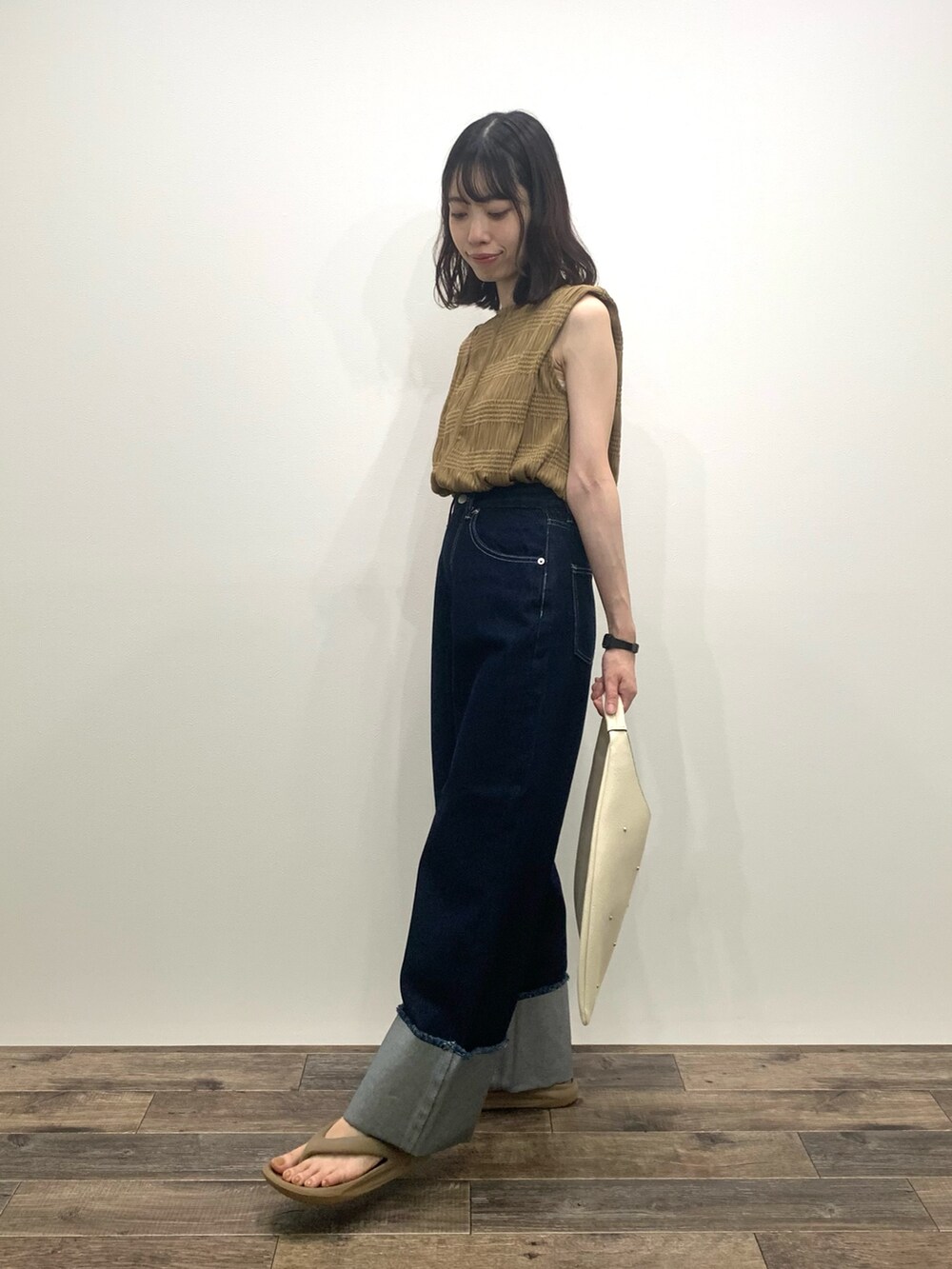 「センスオブプレイス、SENSEOFPLACE、ロデスコ、RODE SKO、デニム、骨格ウェーブ、イエベ春」｜「SENSE OF PLACE by URBAN RESEARCHのターンバックハクワイドデニム（デニムパンツ、ブルー系）」を使った、mikiさん（レディース・155cm）の夏コーディネートの4枚目の写真