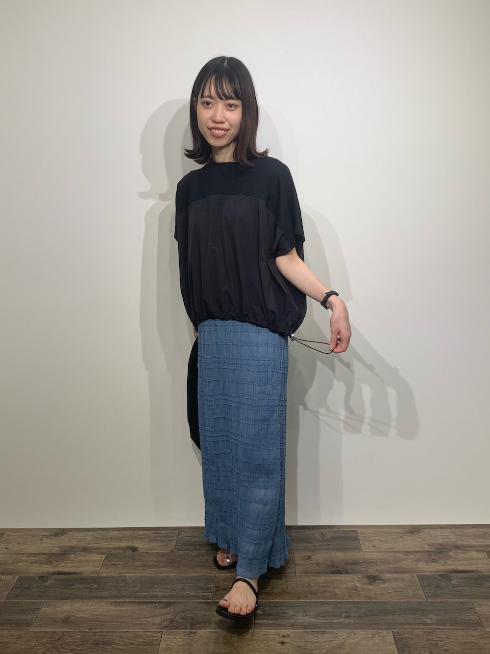 「センスオブプレイス、SENSEOFPLACE、RODE SKO、ロデスコ、骨格ウェーブ、イエベ春」｜「SENSE OF PLACE by URBAN RESEARCHのフラットリングサンダル（サンダル、ブラック系）」を使った、mikiさん（レディース・155cm）の夏コーディネートの2枚目の写真