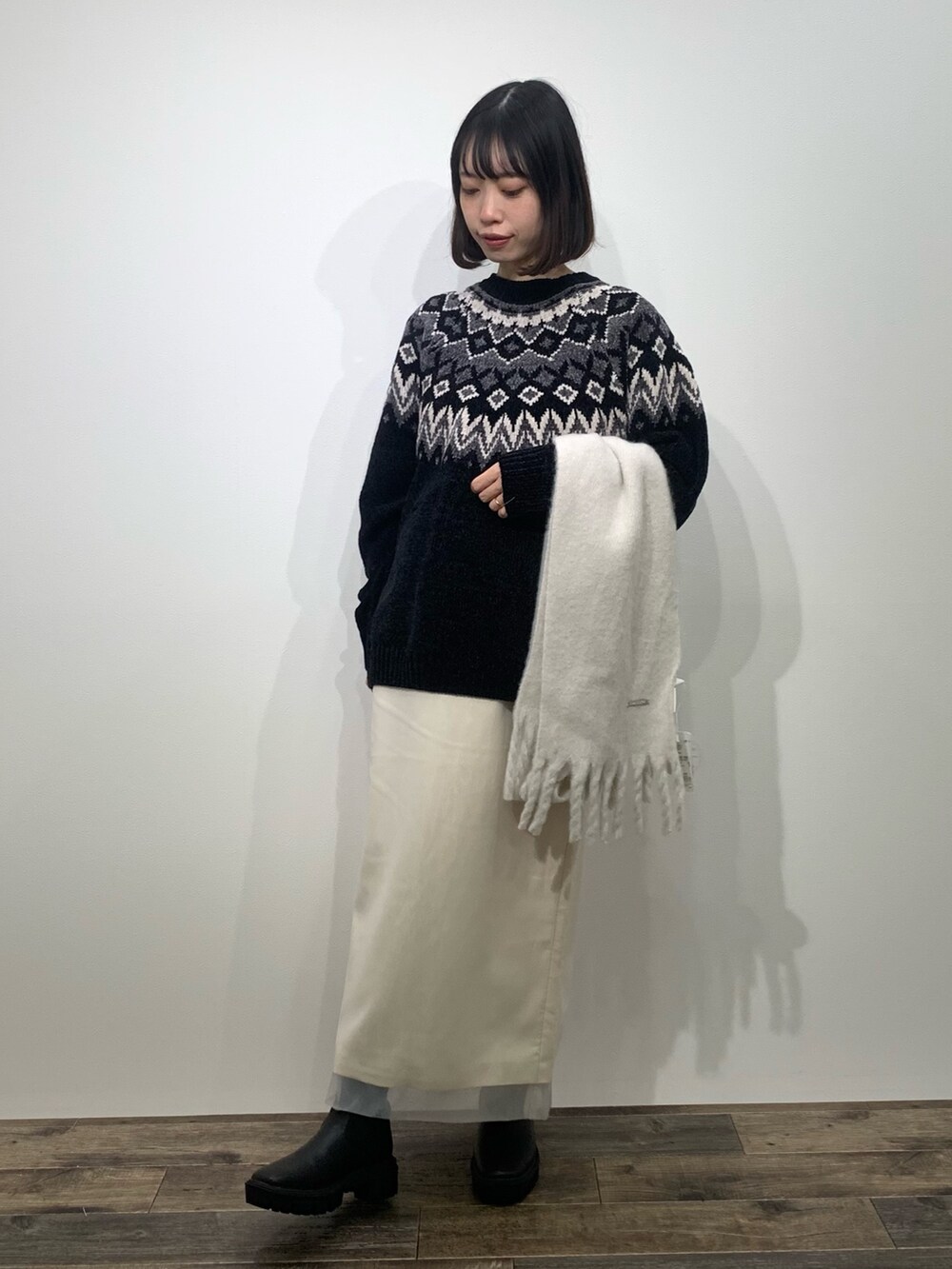 「センスオブプレイス、SENSEOFPLACE、ITEMS URBANRESEARCH、アイテムズアーバンリサーチ、ロデスコ、RODE SKO、柄ニット、マフラー、オーガンジー」|「ITEMS URBANRESEARCHの求心柄 モール クルーネック ニット(ニット/セーター、ブラック系)」を使った、mikiさん(レディース・155cm)の冬コーディネートの3枚目の写真