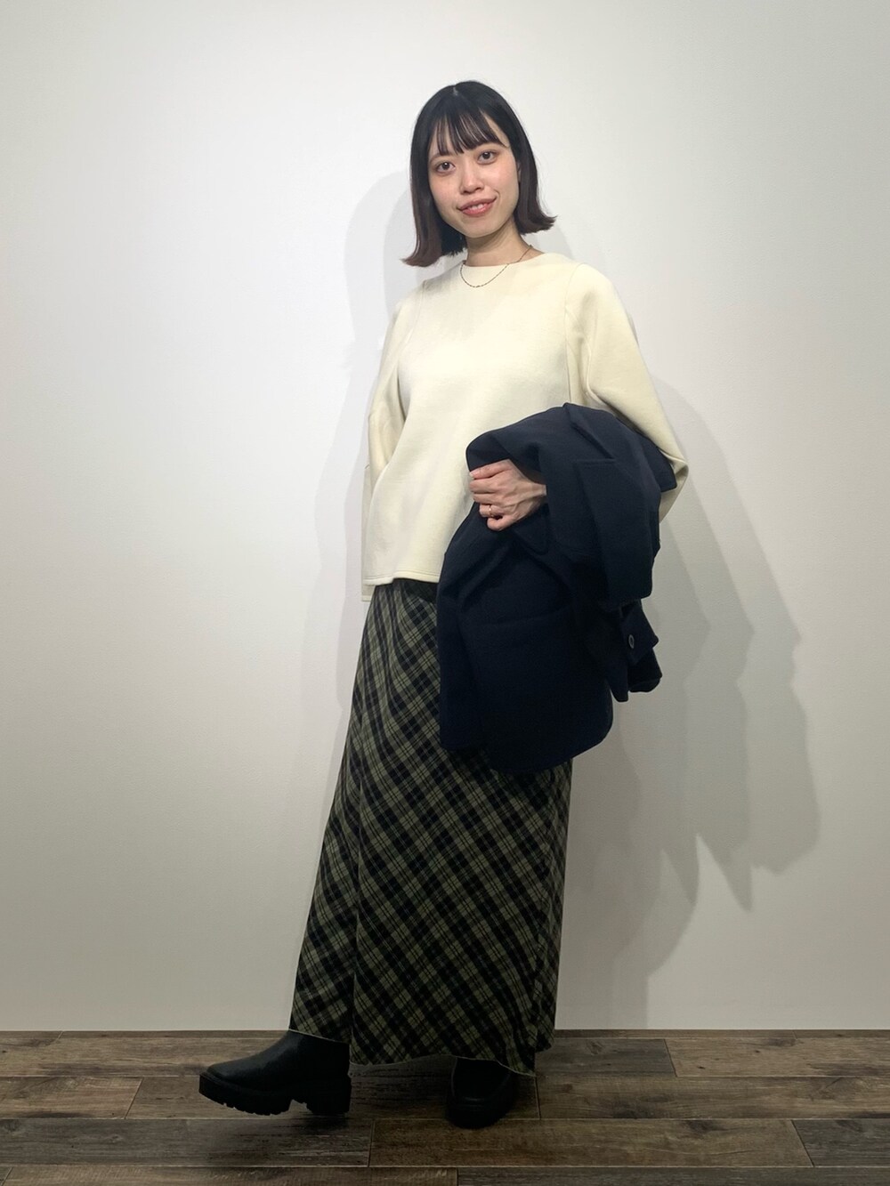 「センスオブプレイス、SENSEOFPLACE、ケービーエフ(KBF)、KBF、ロデスコ、RODE SKO、ミドルコート、チェックスカート、骨格ウェーブ、イエベ春」｜「KBFのコクーンミドルコート（ステンカラーコート、ブルー系）」を使った、mikiさん（レディース・155cm）の秋コーディネートの6枚目の写真