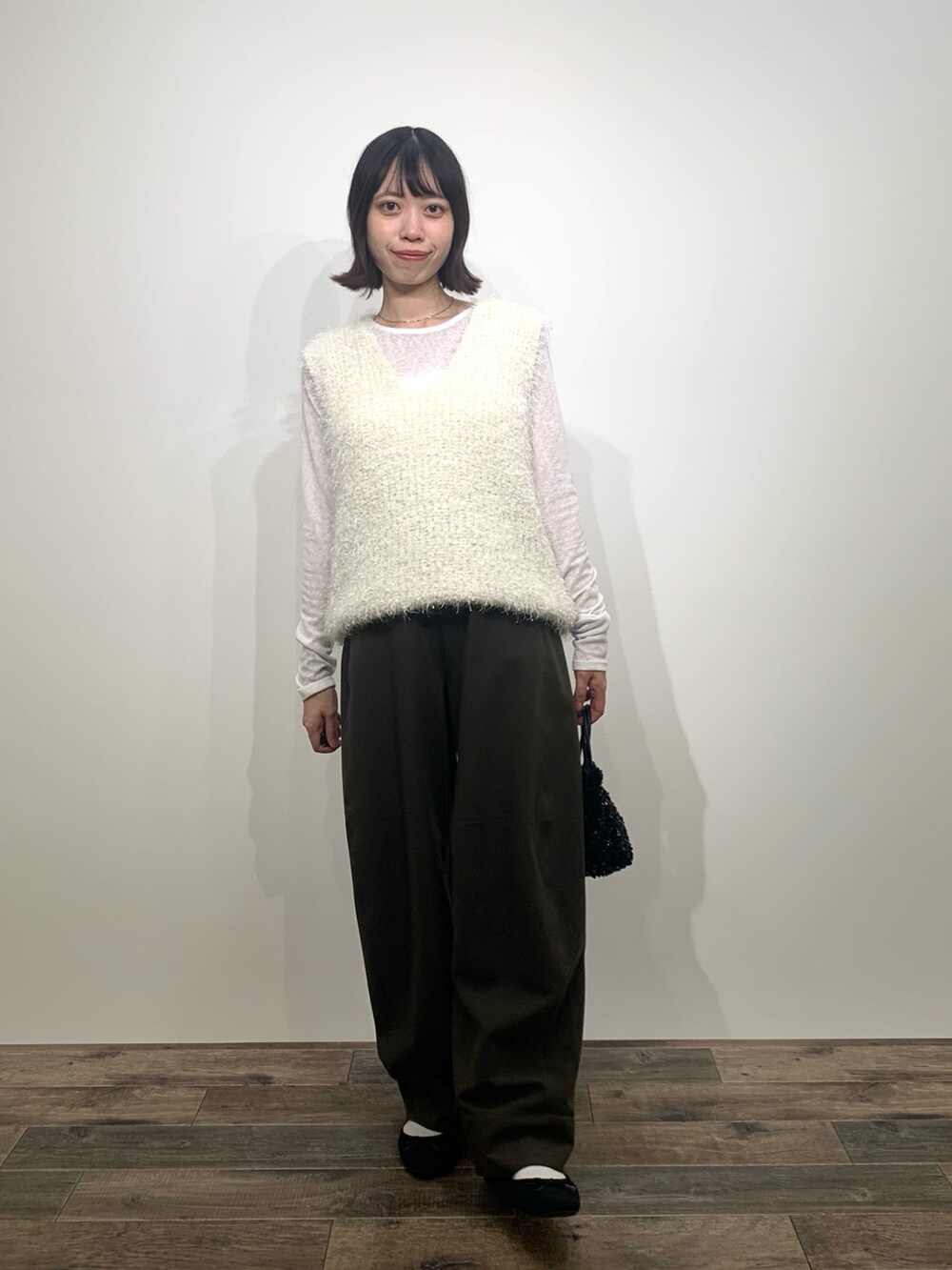 「センスオブプレイス、SENSEOFPLACE、ロデスコ、RODE SKO、ベスト、バレルパンツ、スパンコール、骨格ウェーブ、イエベ春」｜「SENSE OF PLACE by URBAN RESEARCHの『柴田ひかりさん着用』モールフェザーニットベスト（ベスト、ホワイト系）」を使った、mikiさん（レディース・155cm）の秋コーディネートの2枚目の写真
