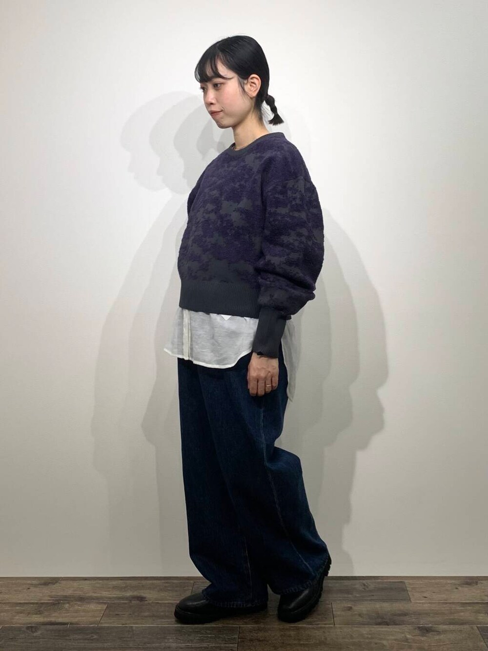 ブルー系のデニムパンツ、ブラック系のブーツ、ホワイト系のシャツ/ブラウスを着用したレディースの冬コーディネートの4枚目の写真