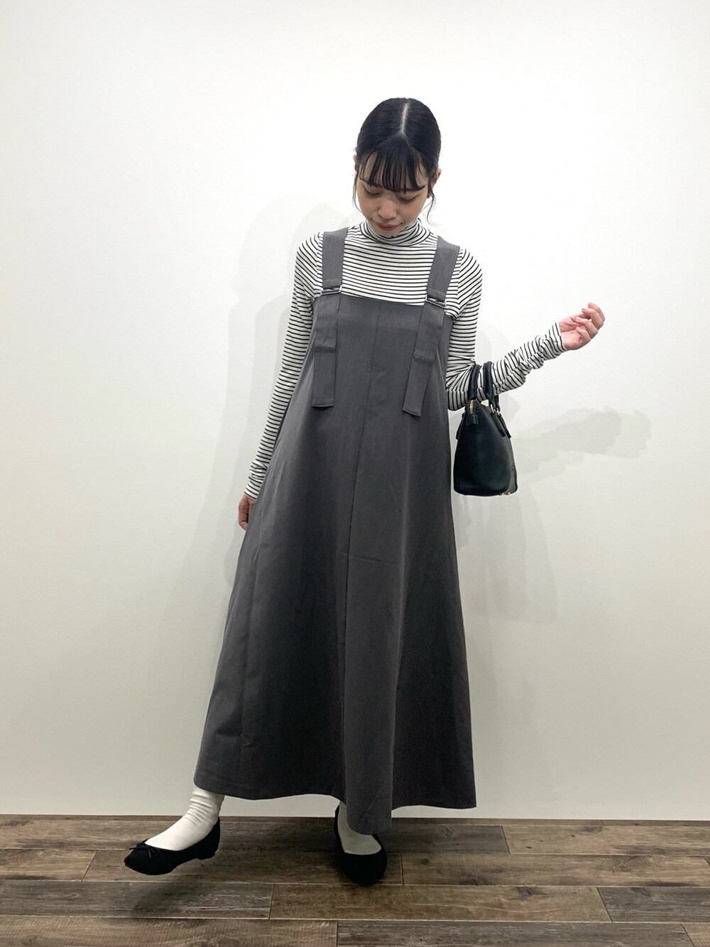 「センスオブプレイス、SENSEOFPLACE、ロデスコ、RODE SKO、骨格ウェーブ、イエベ春、ジャンパースカート」|「SENSE OF PLACE by URBAN RESEARCHの2WAYジャンパースカート(ワンピース、グレー系)」を使った、mikiさん(レディース・155cm)の秋コーディネートの2枚目の写真