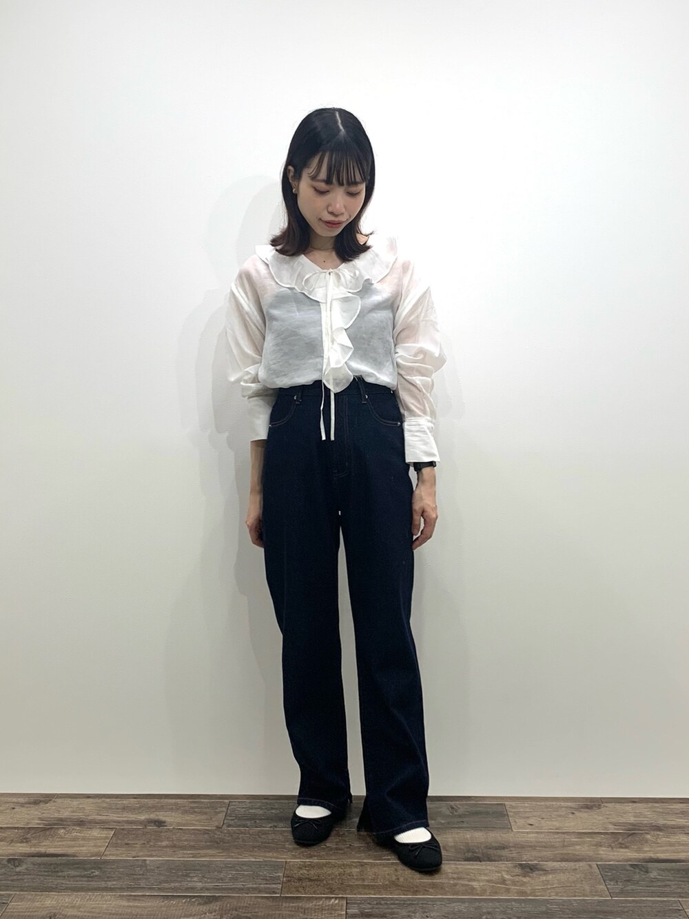 「センスオブプレイス、SENSEOFPLACE、骨格ウェーブ、イエベ春、フリルブラウス、デニムパンツ」｜「SENSE OF PLACE by URBAN RESEARCHのハイウエストストレートデニム（デニムパンツ、ブルー系）」を使った、mikiさん（レディース・155cm）の秋コーディネートの2枚目の写真