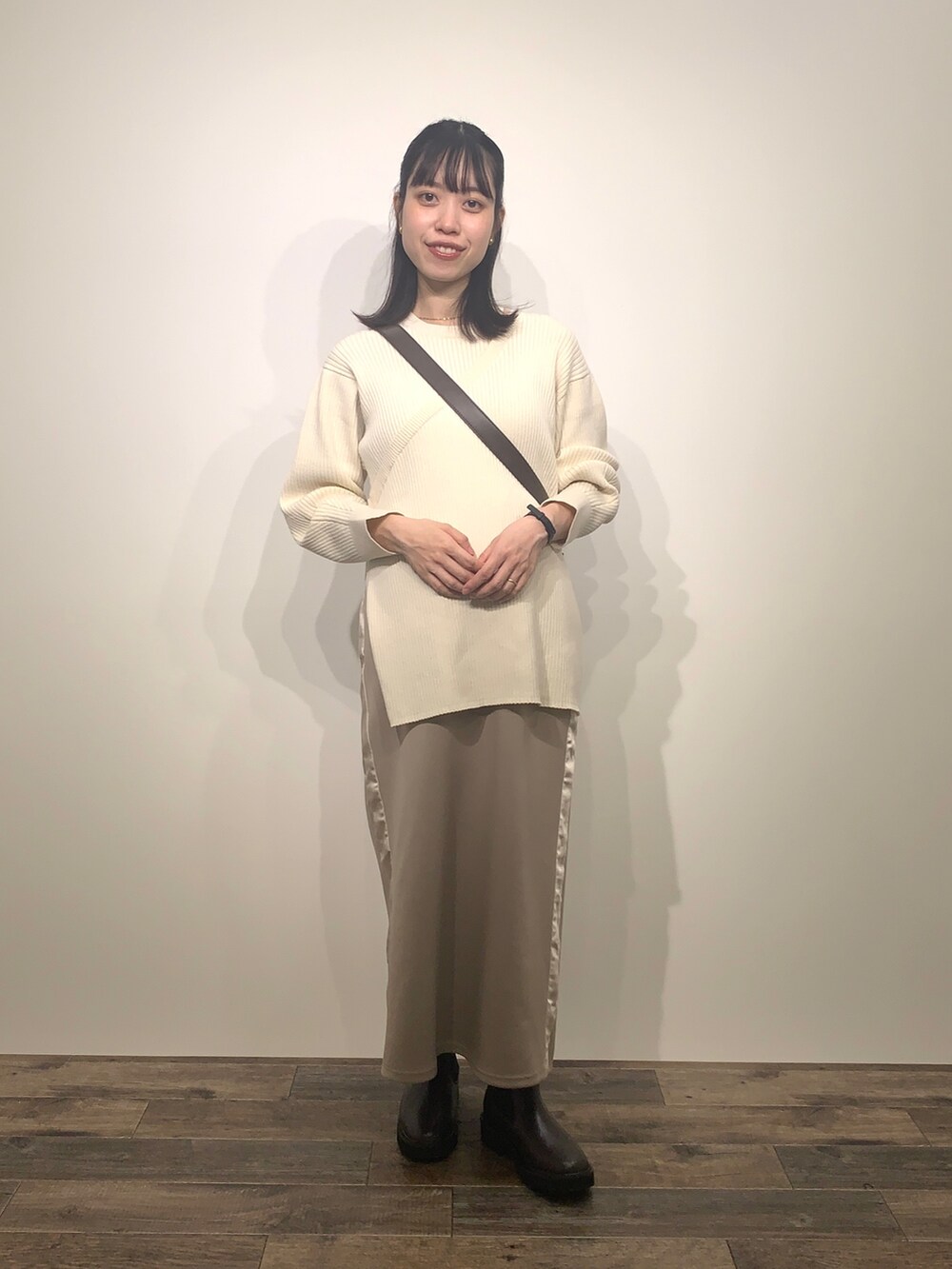 「センスオブプレイス、SENSEOFPLACE、ロデスコ、RODE SKO、骨格ウェーブ、イエベ春、ジャージスカート」|「SENSE OF PLACE by URBAN RESEARCHのレイヤードミドルセーター(ニット/セーター、ホワイト系)」を使った、mikiさん(レディース・155cm)の秋コーディネートの2枚目の写真