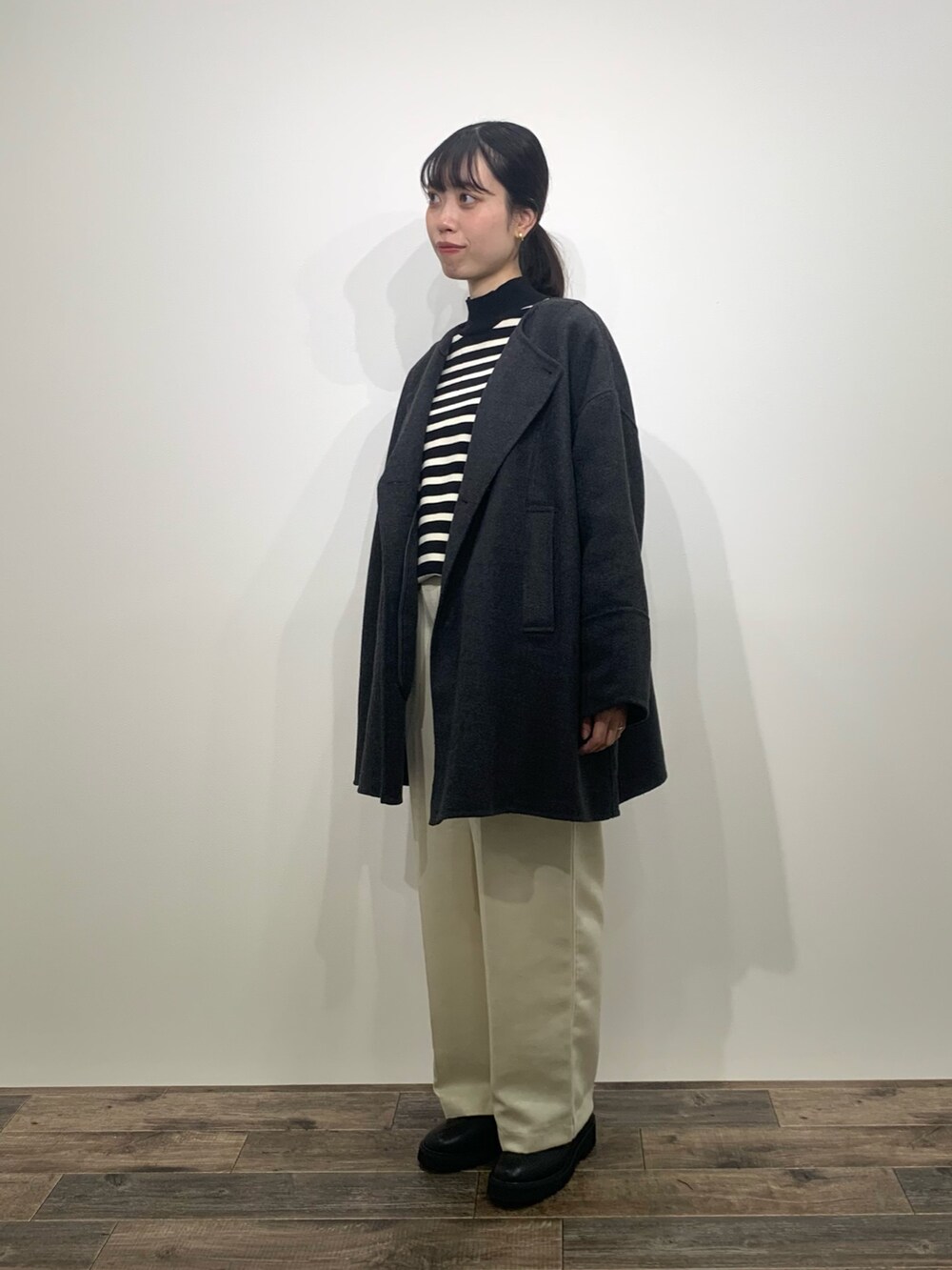 「センスオブプレイス、SENSEOFPLACE、骨格ウェーブ、イエベ春、ノーカラーコート、ボーダーニット、モノトーンコーデ」｜「SENSE OF PLACE by URBAN RESEARCHの『ユニセックス』『洗濯可』ストレッチモックネックニット（ニット/セーター、ブラック系）」を使った、mikiさん（レディース・155cm）の秋コーディネートの2枚目の写真
