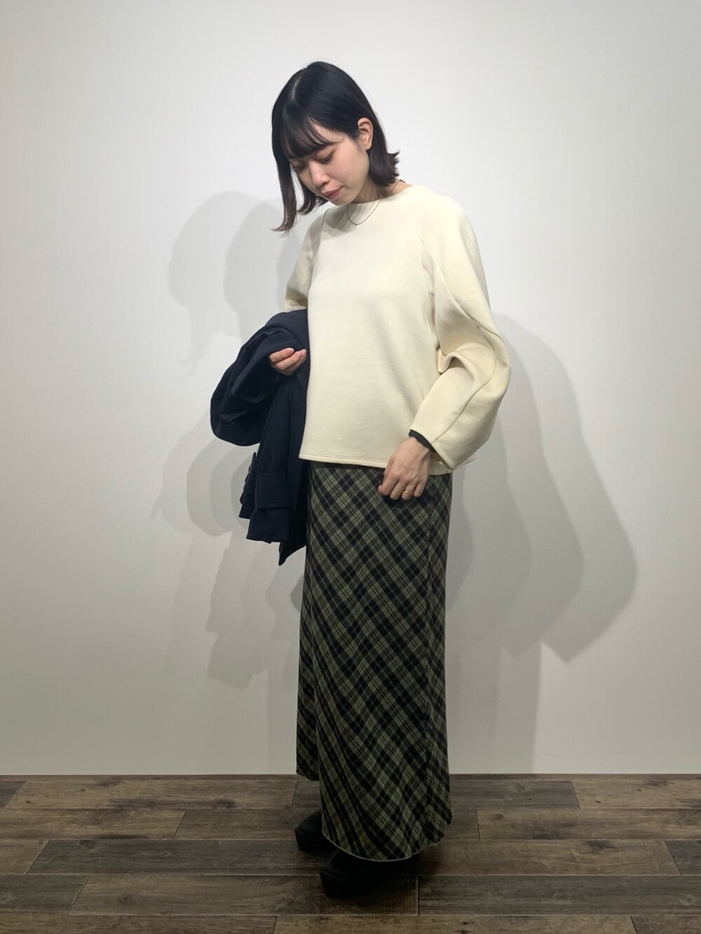 「センスオブプレイス、SENSEOFPLACE、ケービーエフ(KBF)、KBF、ロデスコ、RODE SKO、ミドルコート、チェックスカート、骨格ウェーブ、イエベ春」｜「KBFのコクーンミドルコート（ステンカラーコート、ブルー系）」を使った、mikiさん（レディース・155cm）の秋コーディネートの7枚目の写真