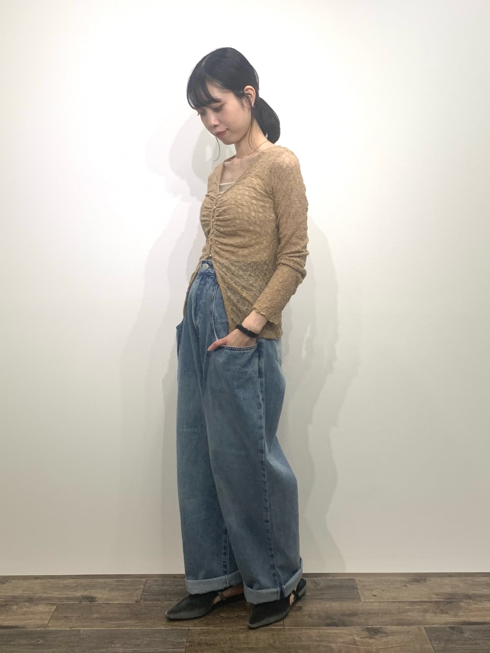 「SENSEOFPLACE、センスオブプレイス、KBF、ケービーエフ(KBF)、骨格ウェーブ、イエベ春、レース、デニム」|「KBFの『3サイズ展開』BIGポケットデザインデニム(デニムパンツ、ブルー系)」を使った、mikiさん(レディース・155cm)の夏コーディネートの3枚目の写真