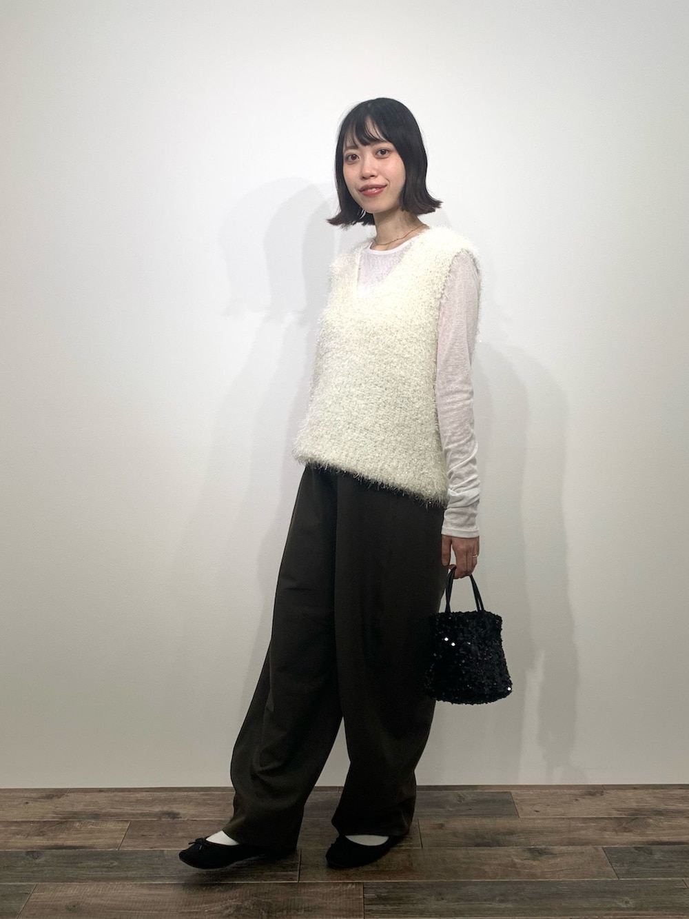 「センスオブプレイス、SENSEOFPLACE、ロデスコ、RODE SKO、ベスト、バレルパンツ、スパンコール、骨格ウェーブ、イエベ春」｜「SENSE OF PLACE by URBAN RESEARCHの『柴田ひかりさん着用』モールフェザーニットベスト（ベスト、ホワイト系）」を使った、mikiさん（レディース・155cm）の秋コーディネートの4枚目の写真