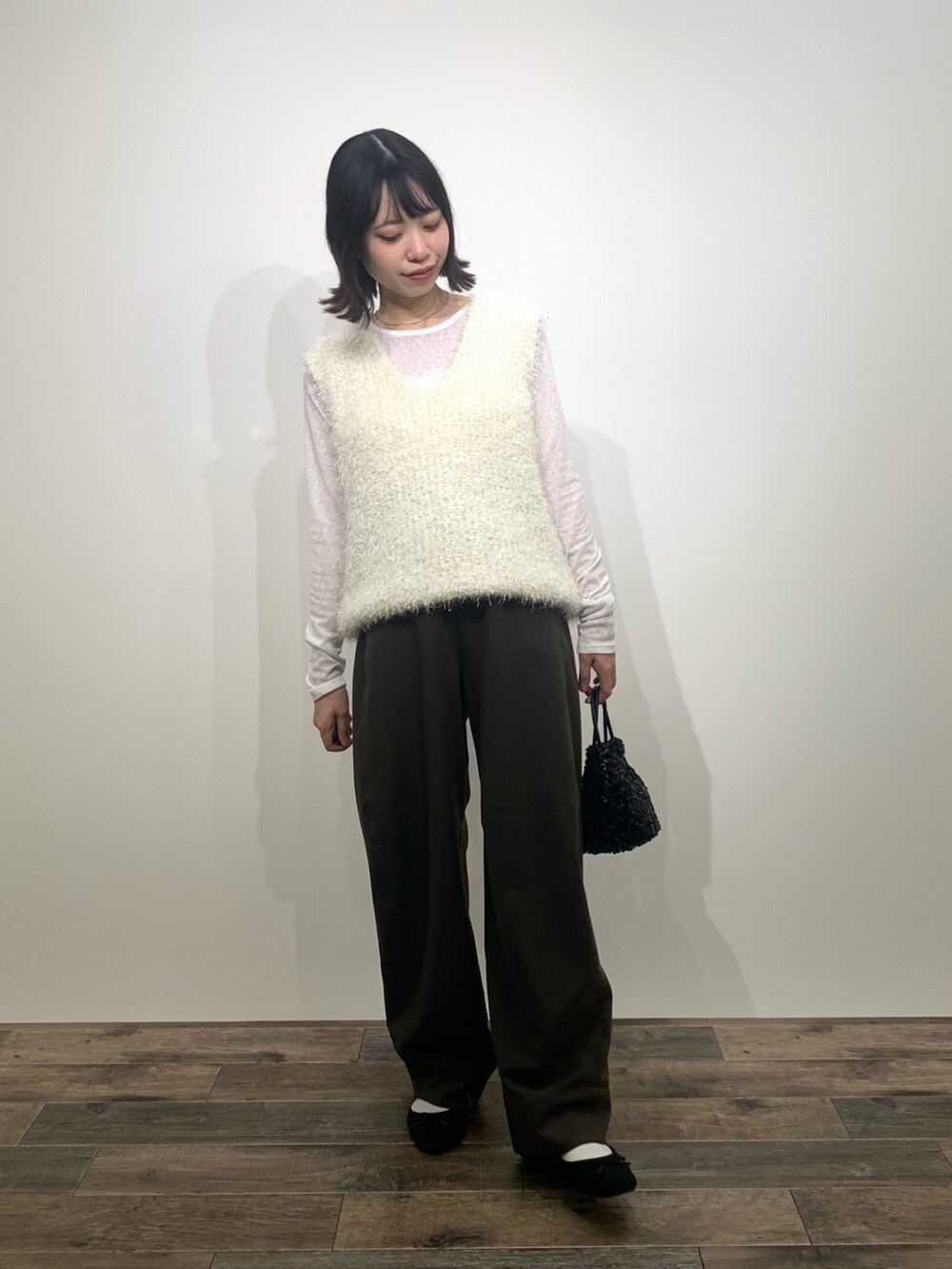 「センスオブプレイス、SENSEOFPLACE、ロデスコ、RODE SKO、ベスト、バレルパンツ、スパンコール、骨格ウェーブ、イエベ春」｜「SENSE OF PLACE by URBAN RESEARCHの『柴田ひかりさん着用』モールフェザーニットベスト（ベスト、ホワイト系）」を使った、mikiさん（レディース・155cm）の秋コーディネートの3枚目の写真