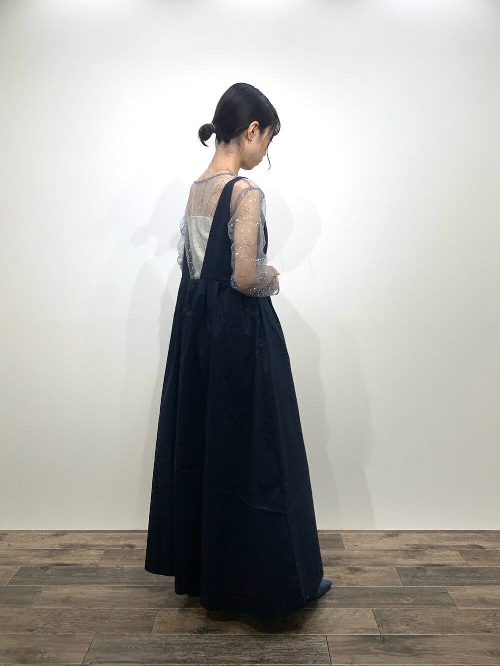 「SENSEOFPLACE、センスオブプレイス、KBF、ケービーエフ(KBF)、骨格ウェーブ、イエベ春、ジャンパースカート、スパンコール、ワントーンコーデ」｜「SENSE OF PLACE by URBAN RESEARCHのベロアポインテッドシューズ（パンプス、ブルー系）」を使った、mikiさん（レディース・155cm）の秋コーディネートの4枚目の写真