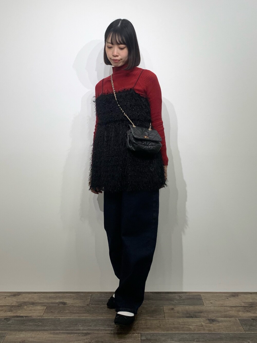 「センスオブプレイス、SENSEOFPLACE、ロデスコ、RODE SKO、骨格ウェーブ、イエベ春、赤ニット、カーブパンツ、ビスチェ」｜「SENSE OF PLACE by URBAN RESEARCHの『柴田ひかりさん着用』ストレッチリブハイネックセーター（ニット/セーター、レッド系）」を使った、mikiさん（レディース・155cm）の冬コーディネートの4枚目の写真