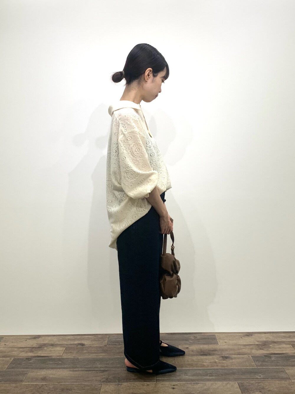 「センスオブプレイス、SENSEOFPLACE、RODE SKO、ロデスコ、骨格ウェーブ、イエベ春、ポロシャツ、デニムスカート」|「SENSE OF PLACE by URBAN RESEARCHのシアーペイズリーポロシャツ(ポロシャツ、ホワイト系)」を使った、mikiさん(レディース・155cm)の秋コーディネートの5枚目の写真