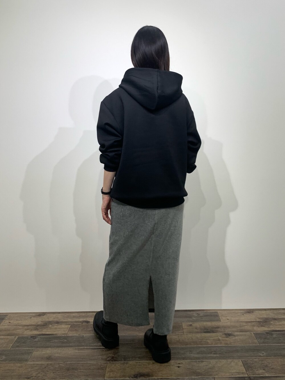 「センスオブプレイス、SENSEOFPLACE、アイテムズアーバンリサーチ、ITEMS URBANRESEARCH、骨格ウェーブ、イエベ春、パーカー、ラメスカート、ユニセックス」｜「ITEMS URBANRESEARCHのストレッチダンボール プルオーバーパーカー（パーカー、ブラック系）」を使った、mikiさん（レディース・155cm）の秋コーディネートの4枚目の写真