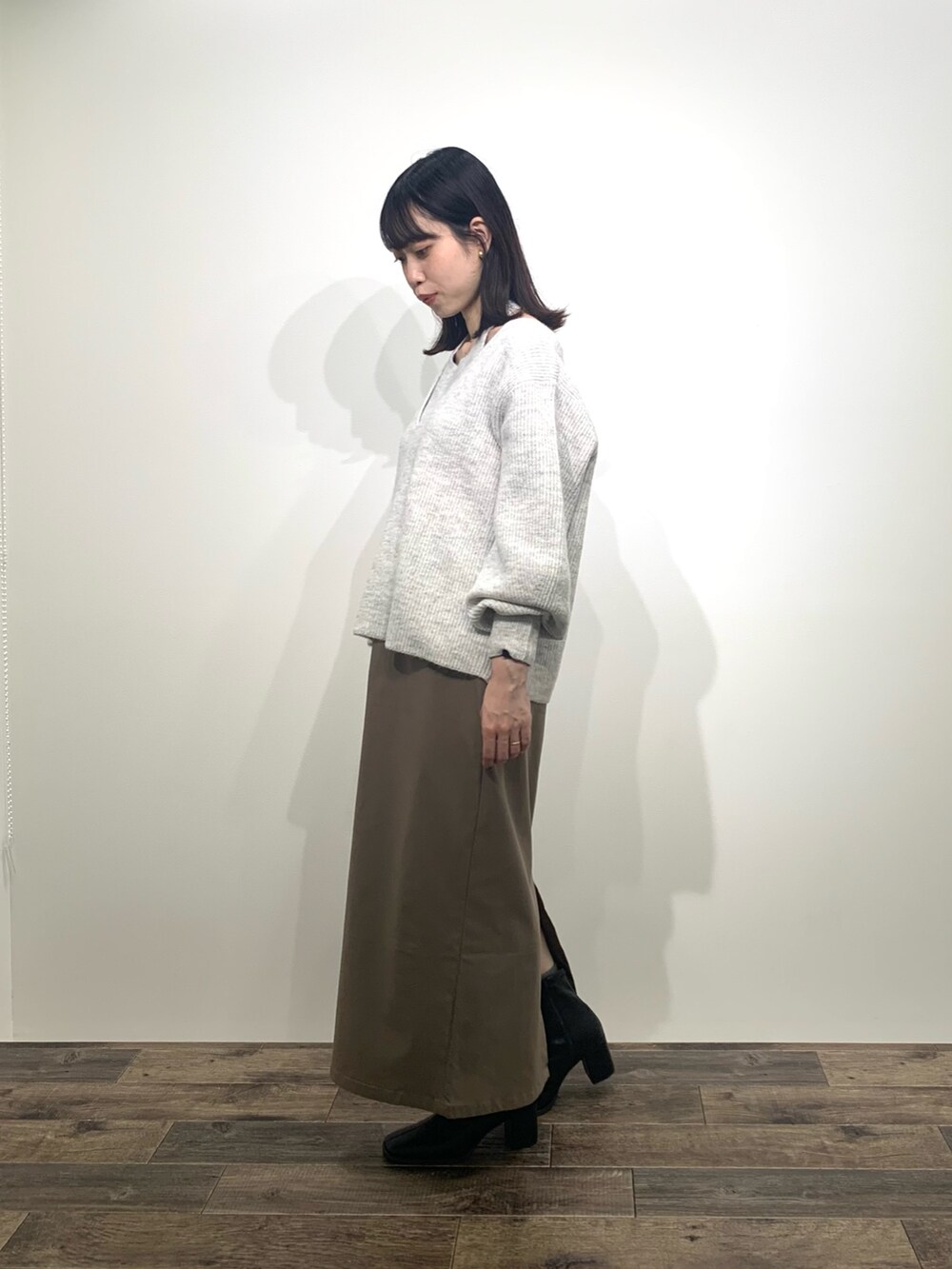 「センスオブプレイス、SENSEOFPLACE、骨格ウェーブ、イエベ春、Vネックニット、ホルターネック、タイトスカート」|「SENSE OF PLACE by URBAN RESEARCHのホルターネックアンサンブルセーター(ニット/セーター、グレー系)」を使った、mikiさん(レディース・155cm)の秋コーディネートの2枚目の写真