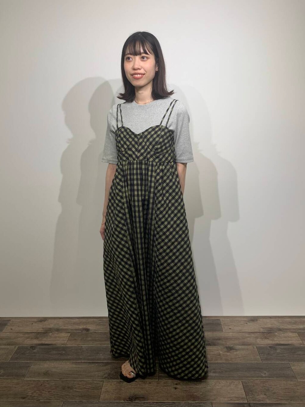 ブラック系のサンダル、グリーン系のワンピース、グレー系のTシャツ/カットソーを着用したレディースの夏コーディネートの4枚目の写真