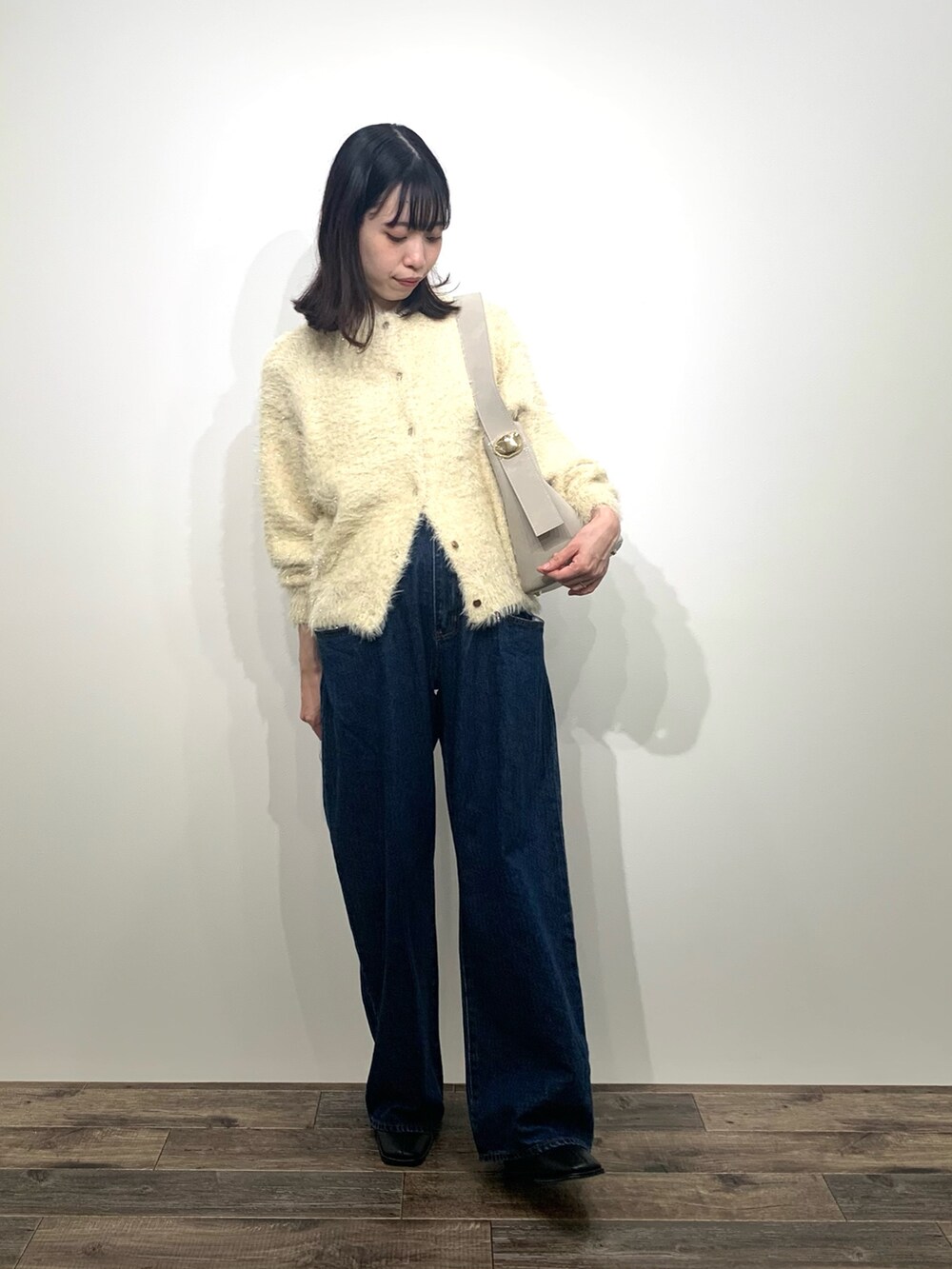 「センスオブプレイス、SENSEOFPLACE、ケービーエフ(KBF)、KBF、骨格ウェーブ、イエベ春、シャギーニット、デニムパンツ」|「SENSE OF PLACE by URBAN RESEARCHのラメシャギールーズセーター(ニット/セーター、ベージュ系)」を使った、mikiさん(レディース・155cm)の秋コーディネートの3枚目の写真