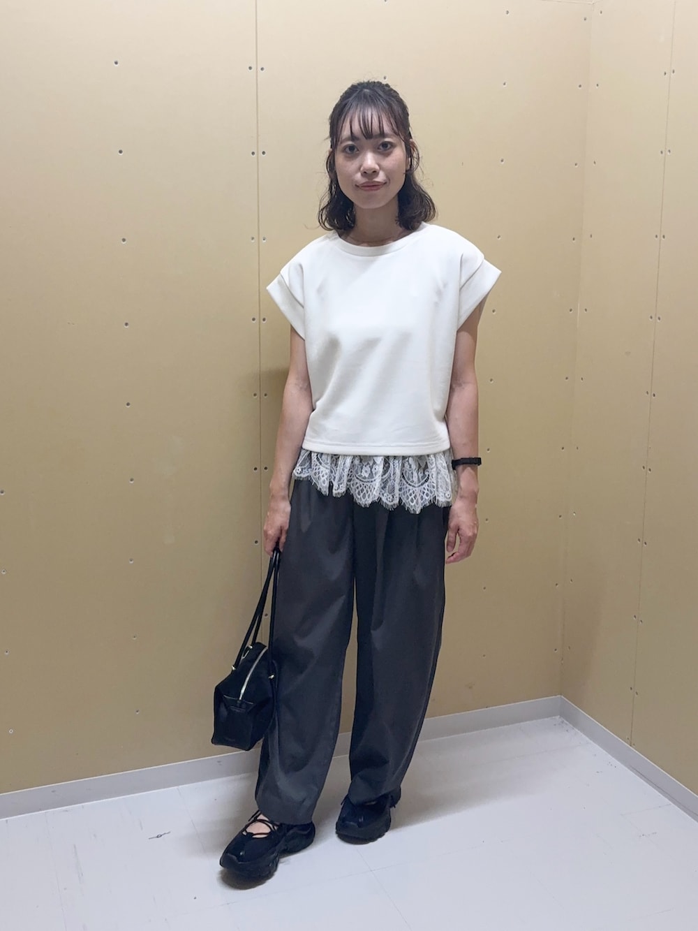 ホワイト系のタンクトップ、ホワイト系のTシャツ/カットソー、グレー系のその他パンツを着用したレディースの夏コーディネートの2枚目の写真