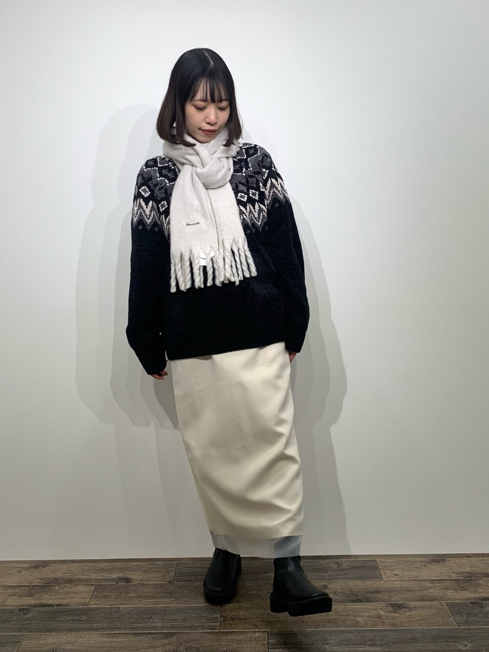 「センスオブプレイス、SENSEOFPLACE、ITEMS URBANRESEARCH、アイテムズアーバンリサーチ、ロデスコ、RODE SKO、柄ニット、マフラー、オーガンジー」|「ITEMS URBANRESEARCHの求心柄 モール クルーネック ニット(ニット/セーター、ブラック系)」を使った、mikiさん(レディース・155cm)の冬コーディネートの4枚目の写真