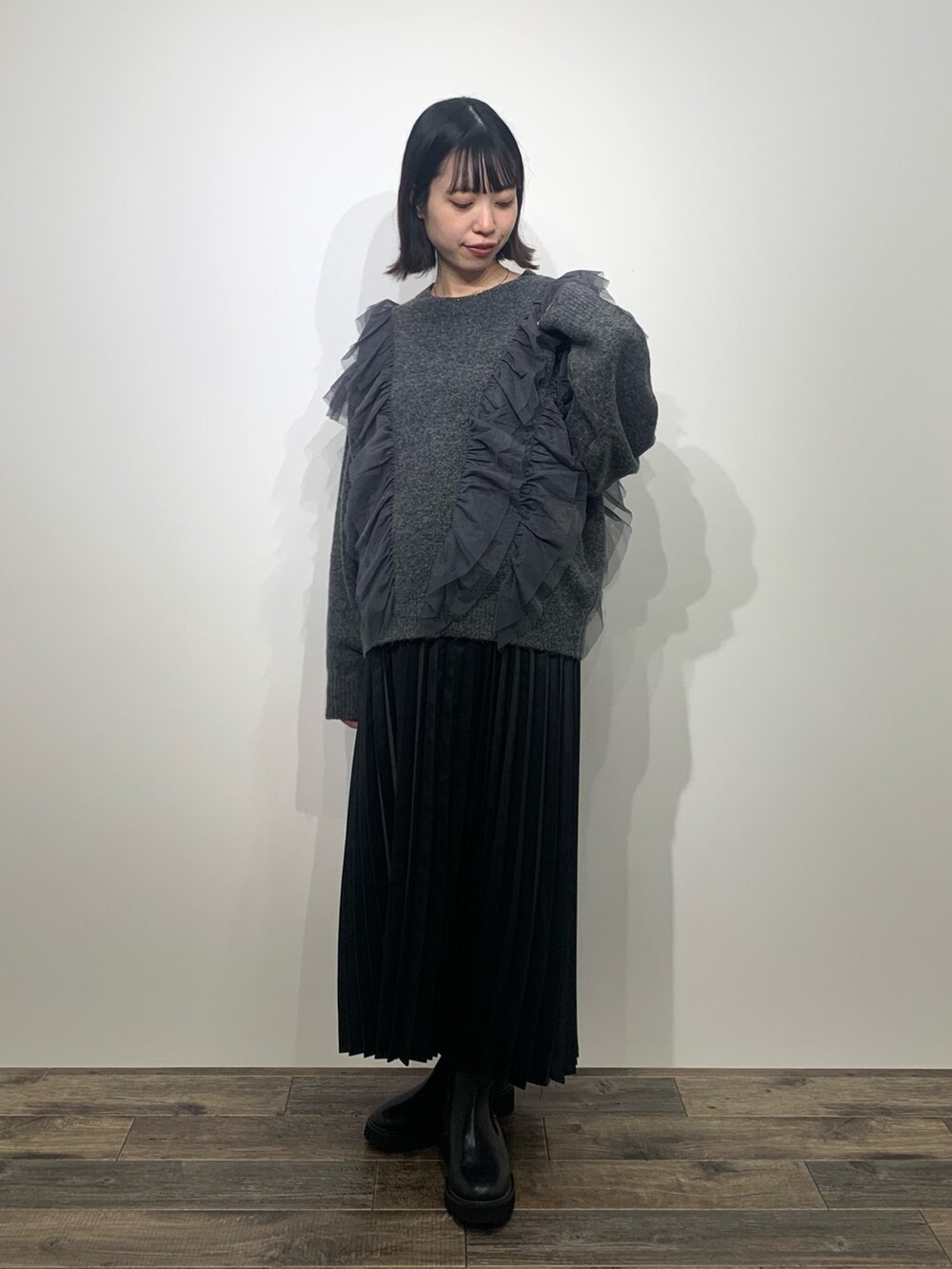 「センスオブプレイス、SENSEOFPLACE、骨格ウェーブ、イエベ春、プリーツスカート、フリルニット、サイドゴアブーツ」|「SENSE OF PLACE by URBAN RESEARCHのチュールドッキングフリルセーター(ニット/セーター、グレー系)」を使った、mikiさん(レディース・155cm)の秋コーディネートの4枚目の写真