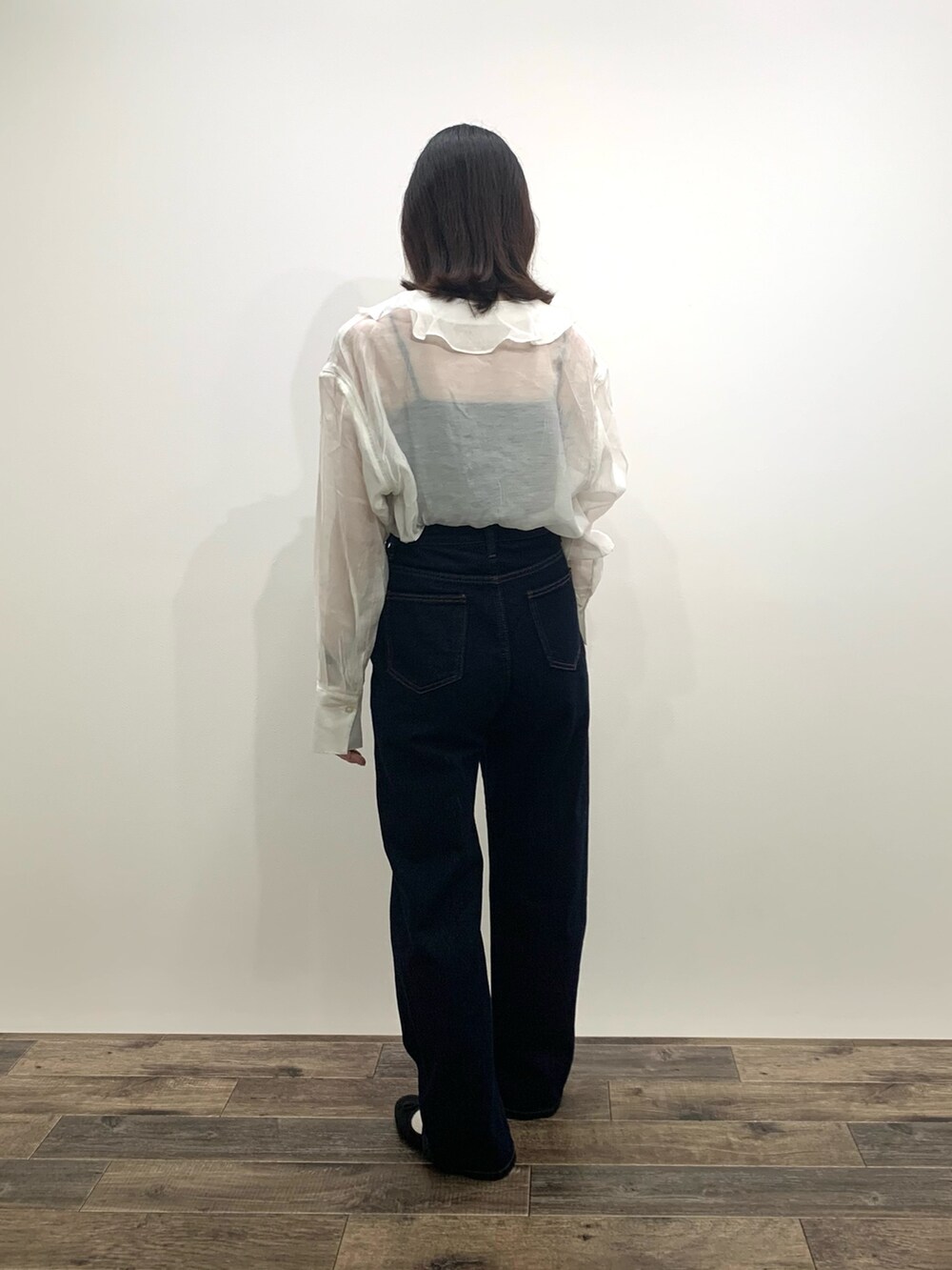 「センスオブプレイス、SENSEOFPLACE、骨格ウェーブ、イエベ春、フリルブラウス、デニムパンツ」｜「SENSE OF PLACE by URBAN RESEARCHのハイウエストストレートデニム（デニムパンツ、ブルー系）」を使った、mikiさん（レディース・155cm）の秋コーディネートの3枚目の写真