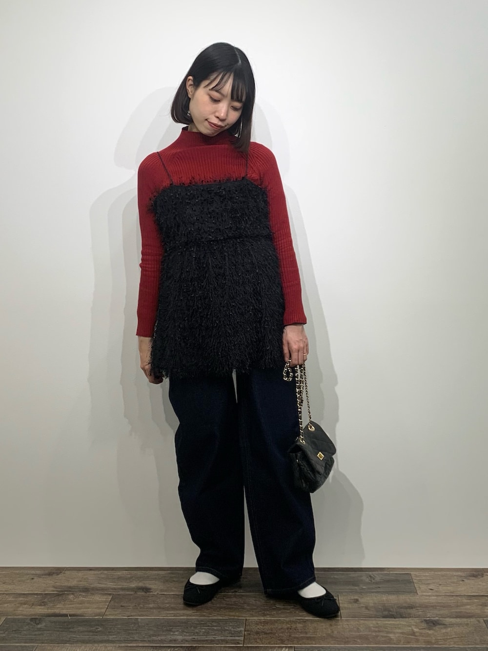 「センスオブプレイス、SENSEOFPLACE、ロデスコ、RODE SKO、骨格ウェーブ、イエベ春、赤ニット、カーブパンツ、ビスチェ」｜「SENSE OF PLACE by URBAN RESEARCHの『柴田ひかりさん着用』ストレッチリブハイネックセーター（ニット/セーター、レッド系）」を使った、mikiさん（レディース・155cm）の冬コーディネートの3枚目の写真