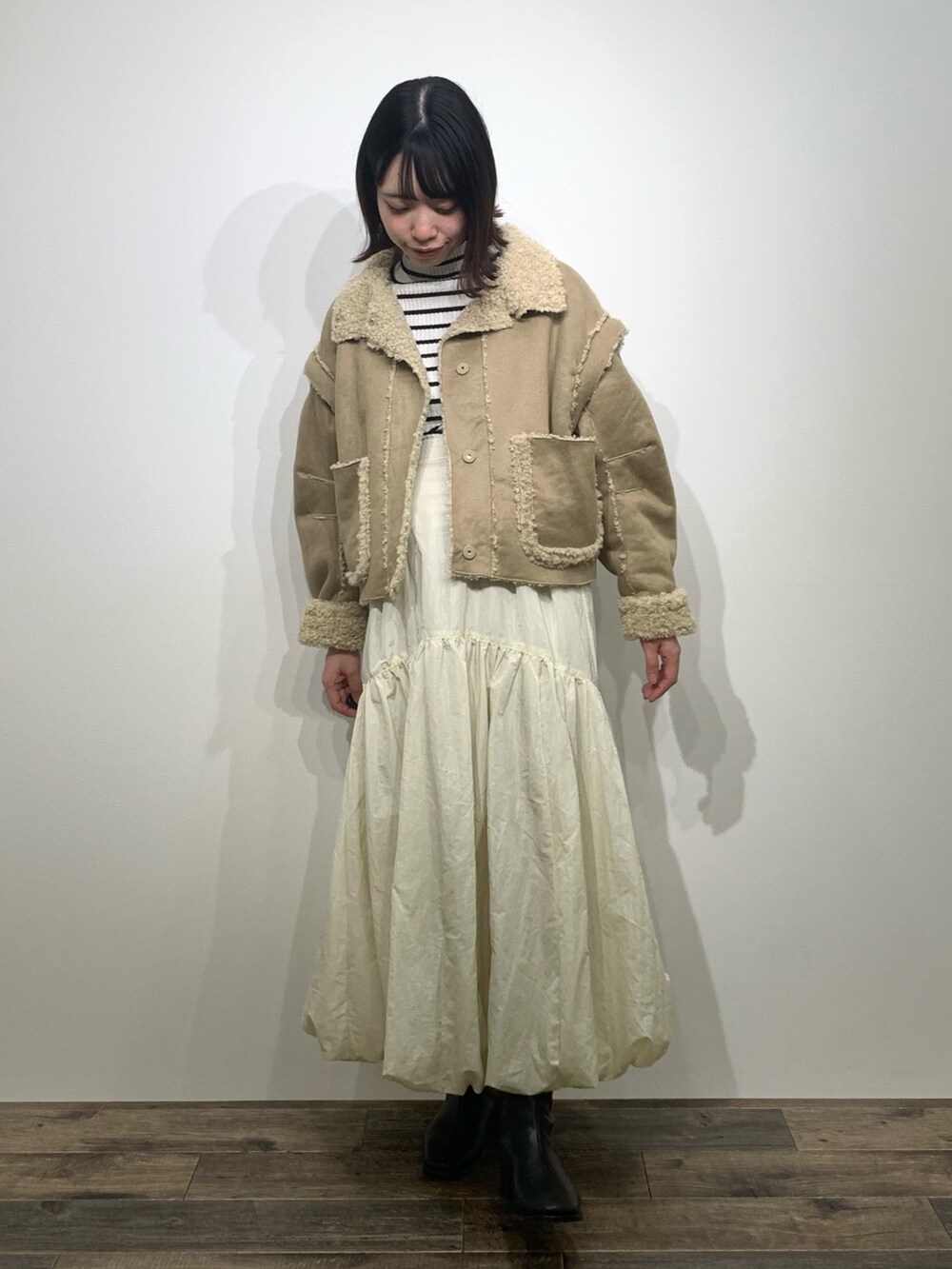 「センスオブプレイス、SENSEOFPLACE、ケービーエフ(KBF)、KBF、骨格ウェーブ、イエベ春、ムートンコート、バルーンスカート、ハイネックニット、デートコーデ」｜「SENSE OF PLACE by URBAN RESEARCHの『再入荷予定カラー』『柴田ひかりさん着用』ストレッチリブハイネックセーター（ニット/セーター、ホワイト系）」を使った、mikiさん（レディース・155cm）の秋コーディネートの2枚目の写真