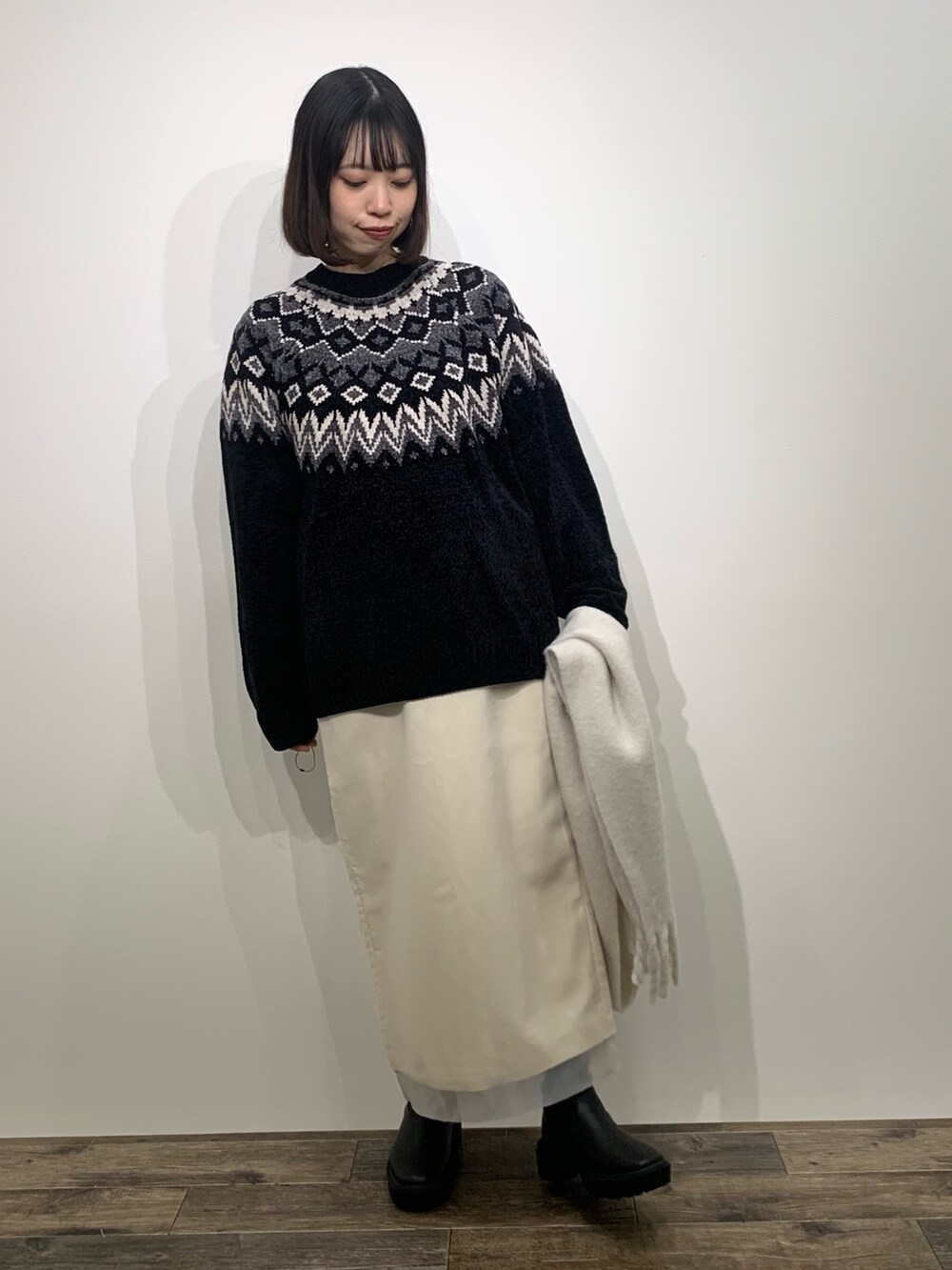 「センスオブプレイス、SENSEOFPLACE、ITEMS URBANRESEARCH、アイテムズアーバンリサーチ、ロデスコ、RODE SKO、柄ニット、マフラー、オーガンジー」|「ITEMS URBANRESEARCHの求心柄 モール クルーネック ニット(ニット/セーター、ブラック系)」を使った、mikiさん(レディース・155cm)の冬コーディネートの2枚目の写真