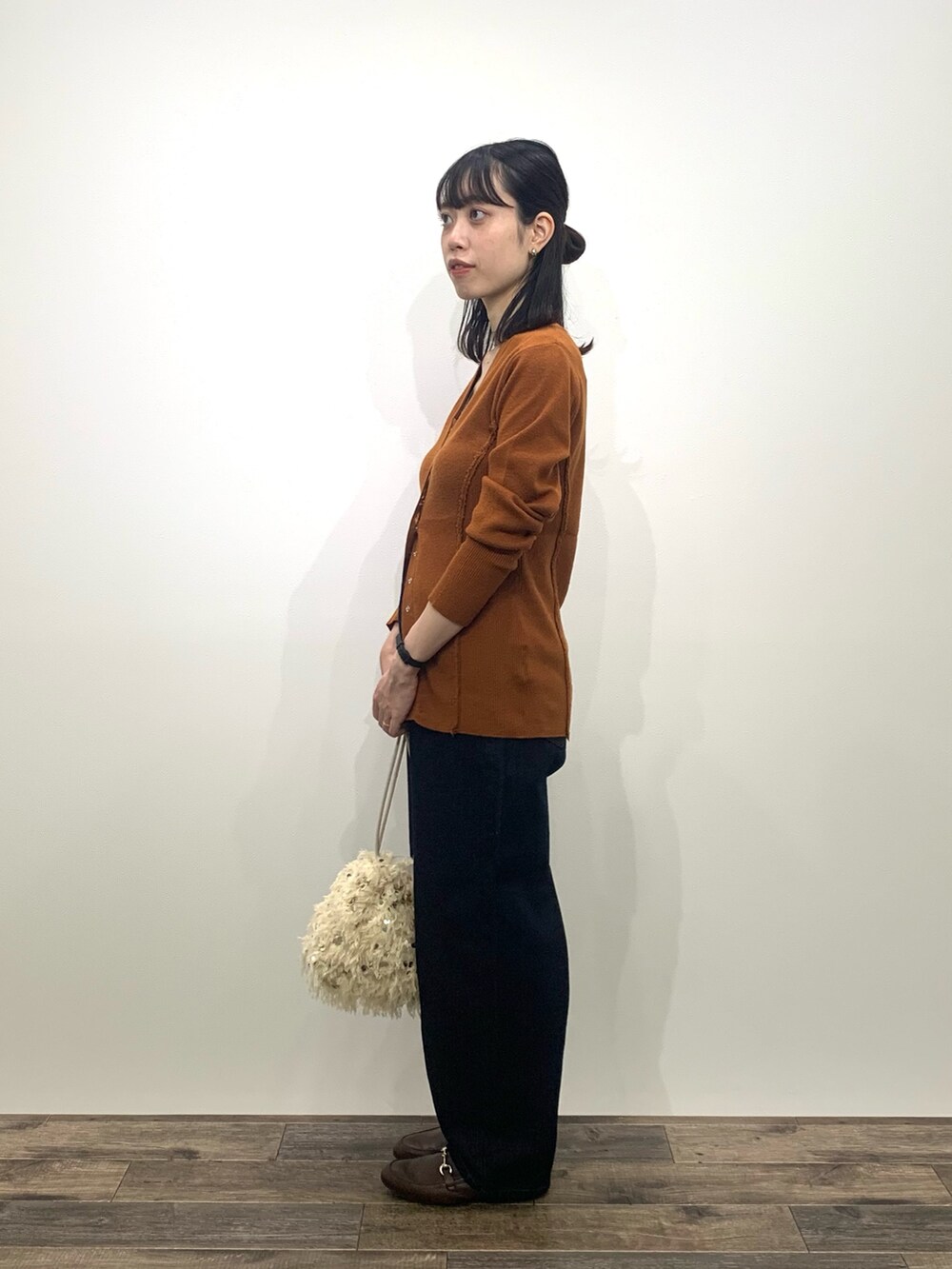 「センスオブプレイス、SENSEOFPLACE、ロデスコ、RODE SKO、カーブパンツ、デニムパンツ、カーディガン、骨格ウェーブ、イエベ春、秋カラー、スパンコールバッグ」|「SENSE OF PLACE by URBAN RESEARCHのカーブデニム(デニムパンツ、ブルー系)」を使った、mikiさん(レディース・155cm)の秋コーディネートの3枚目の写真