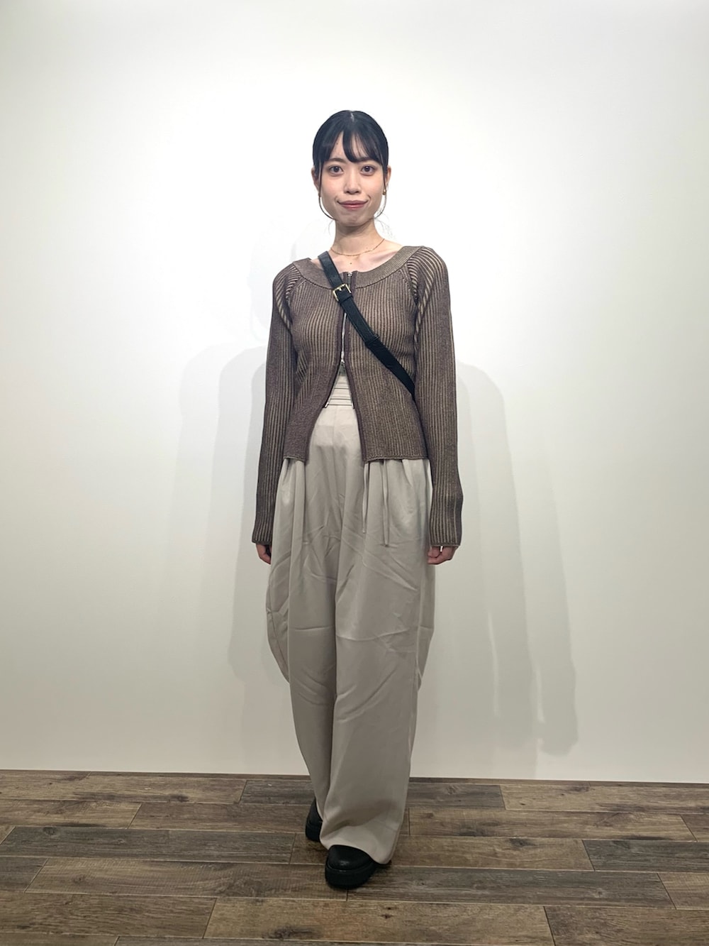 「センスオブプレイス、SENSEOFPLACE、ロデスコ、RODE SKO、着痩せ・細見え、ブラウン×ベージュ、骨格ウェーブ、イエベ春」|「SENSE OF PLACE by URBAN RESEARCHのトラックソールサイドゴアブーツ(ブーツ、ブラック系)」を使った、mikiさん(レディース・155cm)の秋コーディネートの2枚目の写真