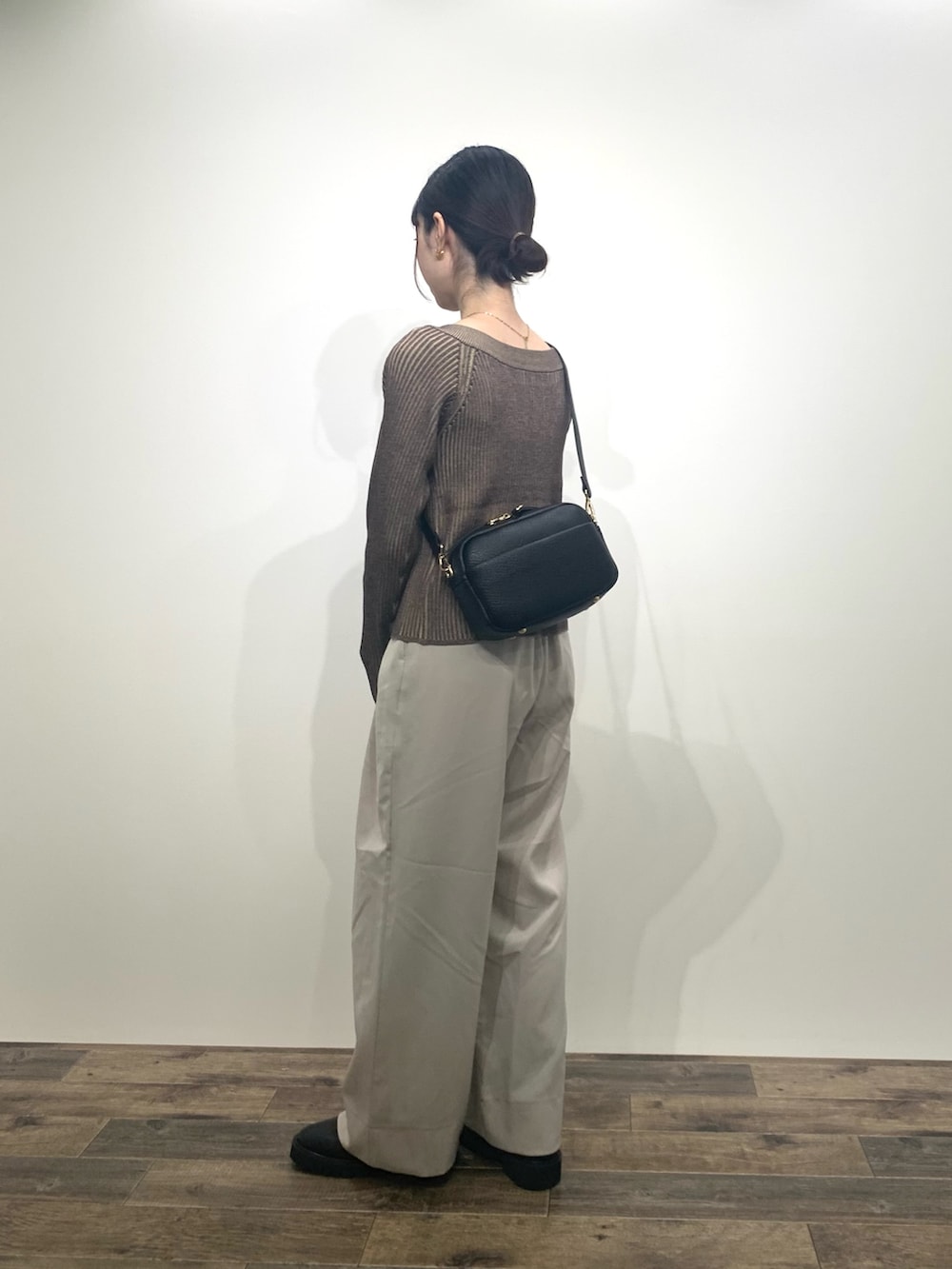 「センスオブプレイス、SENSEOFPLACE、ロデスコ、RODE SKO、着痩せ・細見え、ブラウン×ベージュ、骨格ウェーブ、イエベ春」|「SENSE OF PLACE by URBAN RESEARCHのトラックソールサイドゴアブーツ(ブーツ、ブラック系)」を使った、mikiさん(レディース・155cm)の秋コーディネートの4枚目の写真