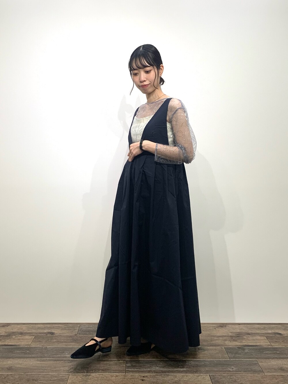 「SENSEOFPLACE、センスオブプレイス、KBF、ケービーエフ(KBF)、骨格ウェーブ、イエベ春、ジャンパースカート、スパンコール、ワントーンコーデ」｜「SENSE OF PLACE by URBAN RESEARCHのベロアポインテッドシューズ（パンプス、ブルー系）」を使った、mikiさん（レディース・155cm）の秋コーディネートの3枚目の写真