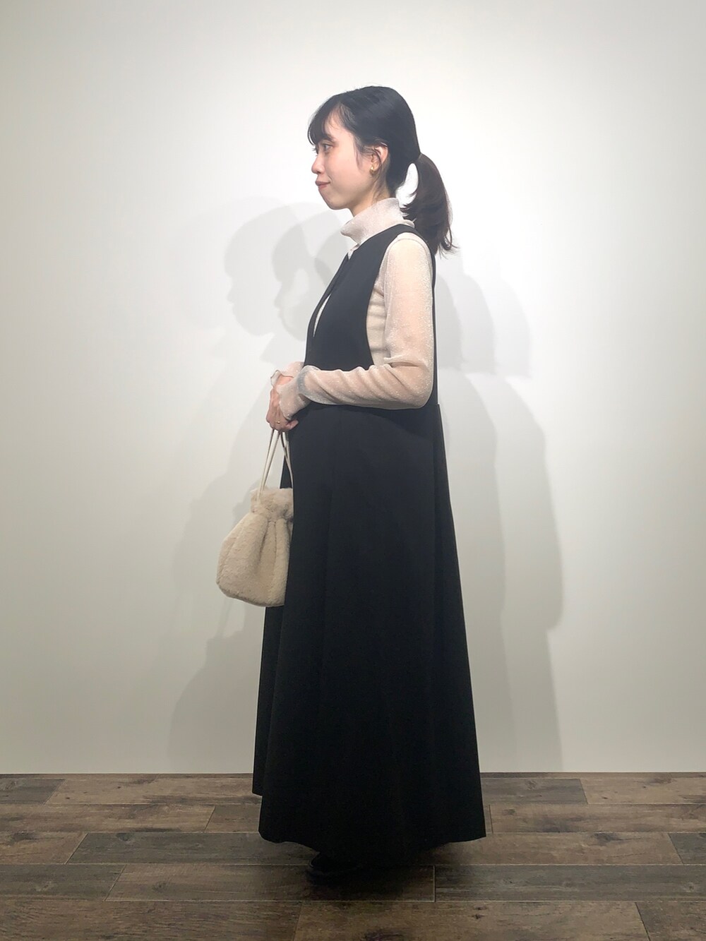 「センスオブプレイス、SENSEOFPLACE、ケービーエフ(KBF)、KBF、ロデスコ、RODE SKO、骨格ウェーブ、イエベ春、ロングコート、ジャンパースカート」｜「RODE SKOのウッドボールキンチャクファーバッグ（ショルダーバッグ、ホワイト系）」を使った、mikiさん（レディース・155cm）の秋コーディネートの7枚目の写真