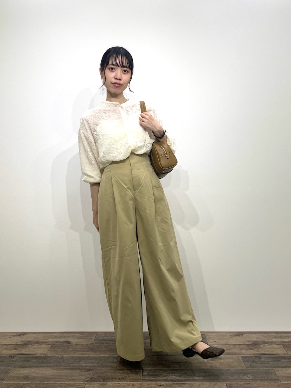「センスオブプレイス、SENSEOFPLACE、ロデスコ、RODESKO、骨格ウェーブ、イエベ春、秋カラー、ベージュコーデ」|「SENSE OF PLACE by URBAN RESEARCHのバックベルトバギーパンツ(その他パンツ、ベージュ系)」を使った、mikiさん(レディース・155cm)の秋コーディネートの4枚目の写真