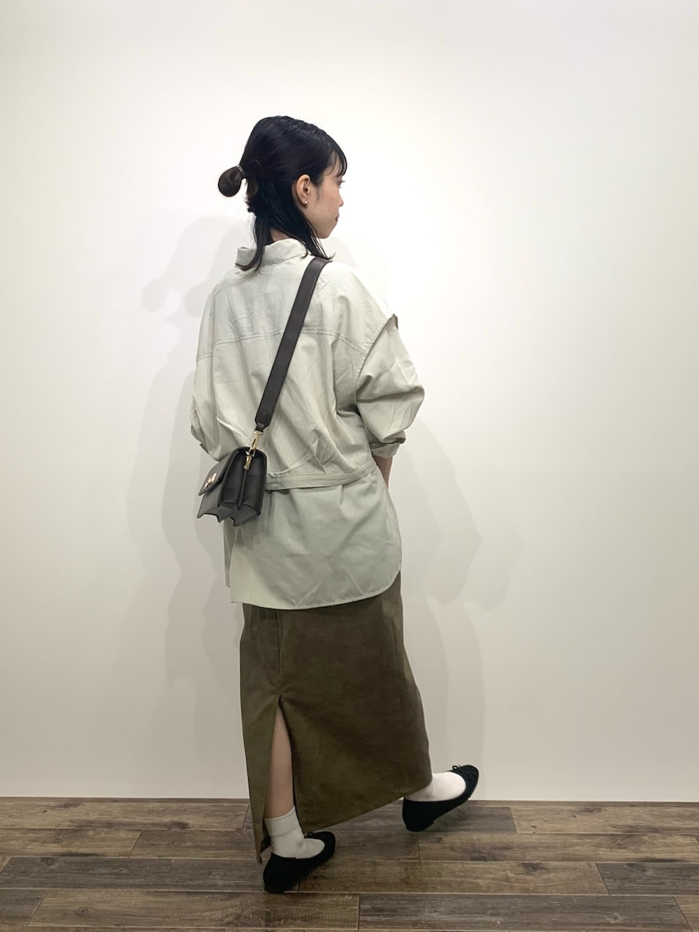「センスオブプレイス、SENSEOFPLACE、ケービーエフ(KBF)、KBF、レイヤードシャツ、レザースカート、骨格ウェーブ、イエベ春、ロデスコ、RODE SKO」｜「KBFのレイヤードBIGシャツ（シャツ/ブラウス、ホワイト系）」を使った、mikiさん（レディース・155cm）の秋コーディネートの4枚目の写真