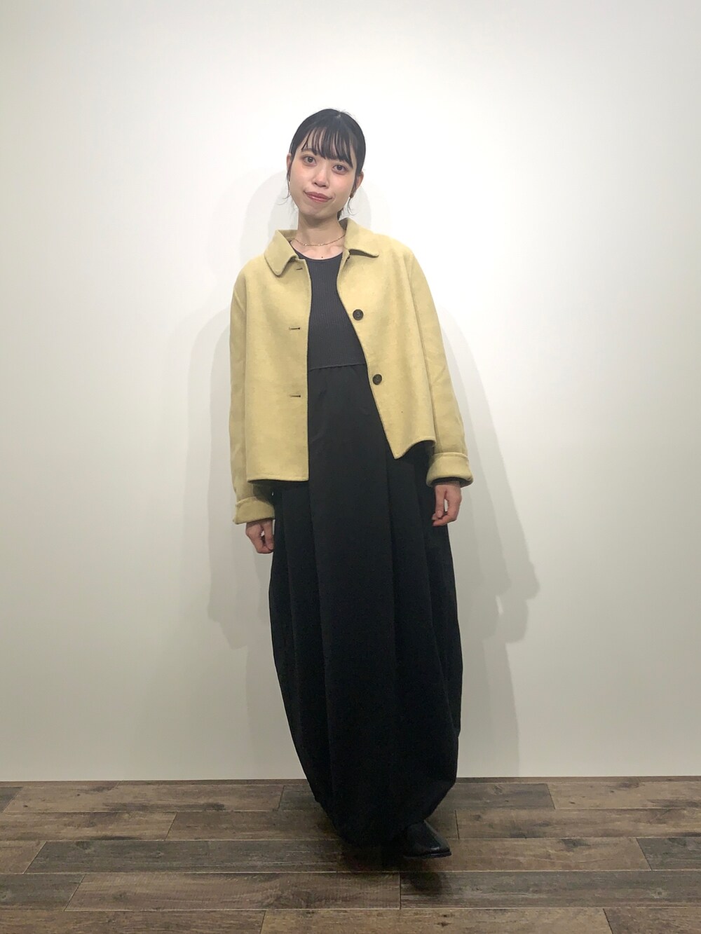 「センスオブプレイス、SENSEOFPLACE、骨格ウェーブ、イエベ春、ショートコート、イエローコーデ、ドッキングワンピ」｜「SENSE OF PLACE by URBAN RESEARCHのリバーショートブルゾン（ブルゾン、ベージュ系）」を使った、mikiさん（レディース・155cm）の秋コーディネートの2枚目の写真