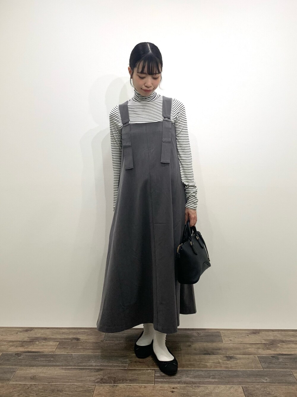 「センスオブプレイス、SENSEOFPLACE、ロデスコ、RODE SKO、骨格ウェーブ、イエベ春、ジャンパースカート」|「SENSE OF PLACE by URBAN RESEARCHの2WAYジャンパースカート(ワンピース、グレー系)」を使った、mikiさん(レディース・155cm)の秋コーディネートの3枚目の写真