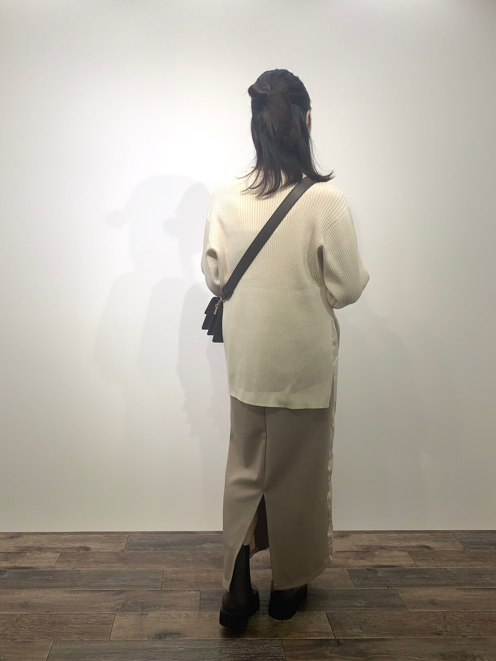 「センスオブプレイス、SENSEOFPLACE、ロデスコ、RODE SKO、骨格ウェーブ、イエベ春、ジャージスカート」|「SENSE OF PLACE by URBAN RESEARCHのレイヤードミドルセーター(ニット/セーター、ホワイト系)」を使った、mikiさん(レディース・155cm)の秋コーディネートの4枚目の写真