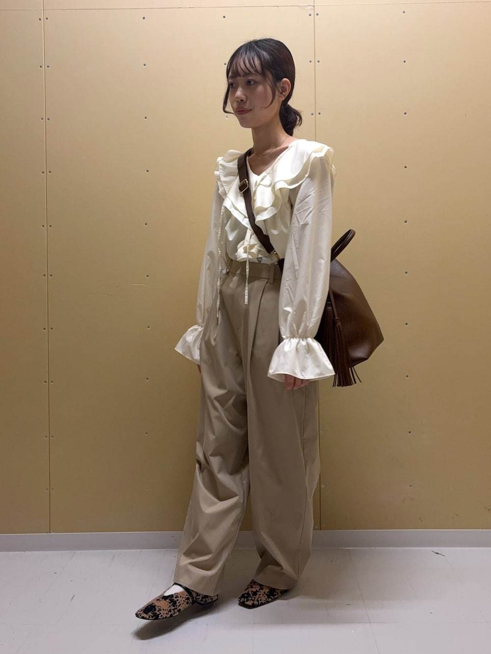 ベージュ系のその他パンツ、その他のその他シューズ、ホワイト系のワンピースを着用したレディースの秋コーディネートの3枚目の写真