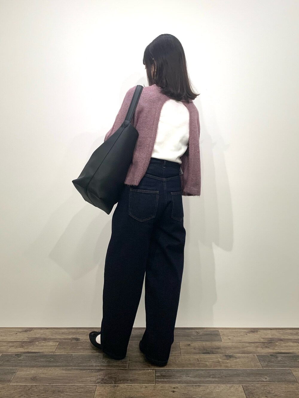 「センスオブプレイス、SENSEOFPLACE、ロデスコ、RODE SKO、骨格ウェーブ、イエベ春、チョーカートップス、カーブデニム、サイドゴアブーツ」|「SENSE OF PLACE by URBAN RESEARCHのカーブデニム(デニムパンツ、ブルー系)」を使った、mikiさん(レディース・155cm)の秋コーディネートの6枚目の写真