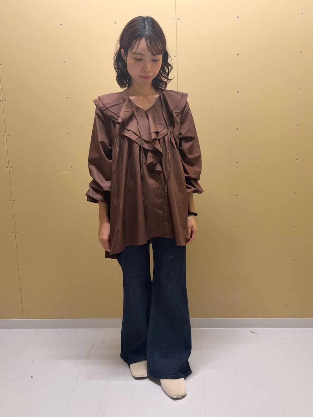 ブラウン系のワンピース、ブルー系のデニムパンツ、ホワイト系のその他シューズを着用したレディースの夏コーディネートの2枚目の写真
