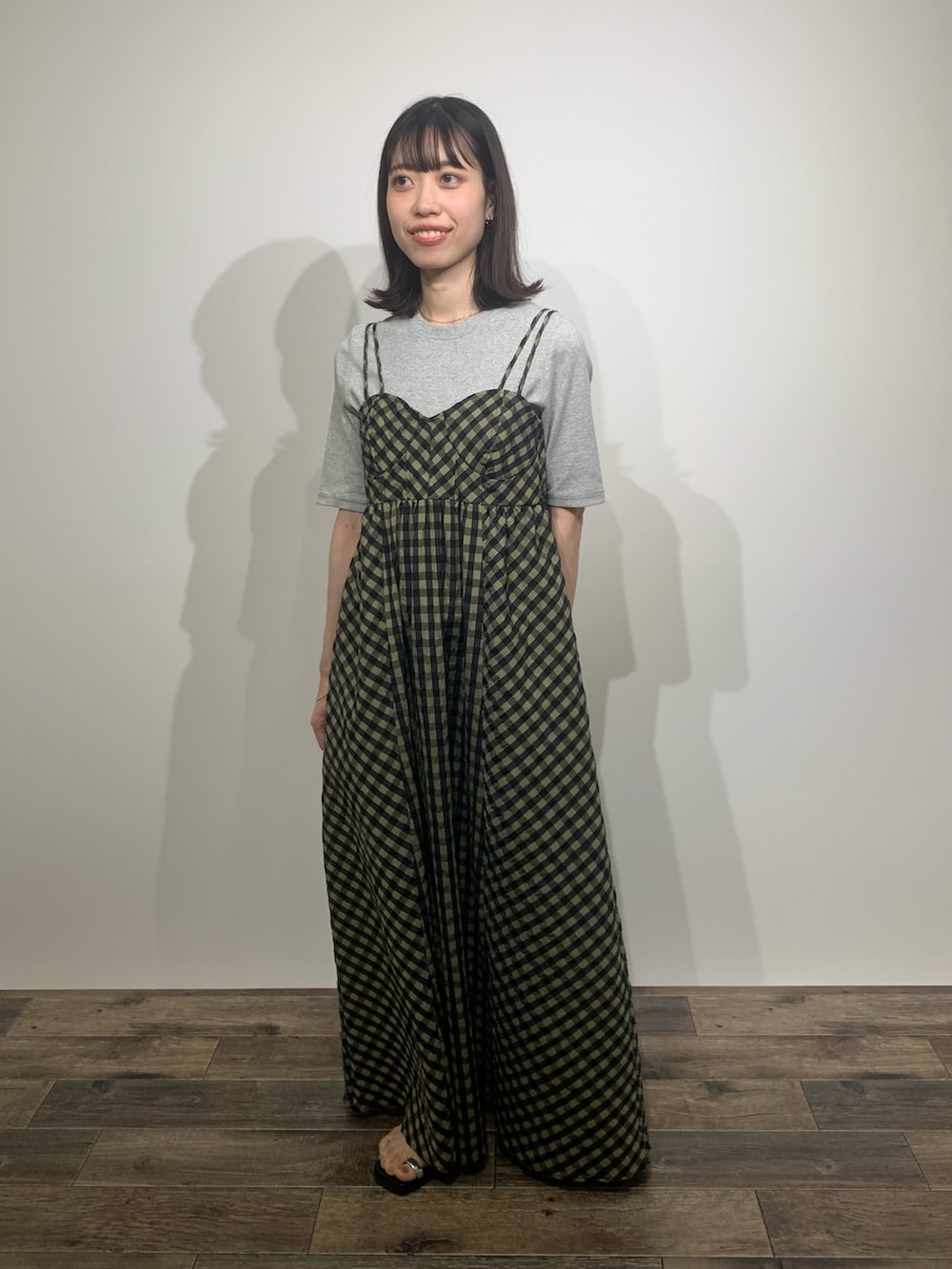 「センスオブプレイス、SENSEOFPLACE、KBF、ケービーエフ(KBF)、キャミワンピ、チェック柄、骨格ウェーブ、イエベ春」｜「SENSE OF PLACE by URBAN RESEARCHのウエストリブコンパクトトップ（Tシャツ/カットソー、グレー系）」を使った、mikiさん（レディース・155cm）の夏コーディネートの4枚目の写真