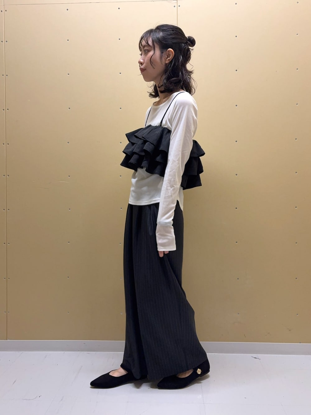 グレー系のその他パンツ、ブラック系のキャミソール、ホワイト系のTシャツ/カットソーを着用したレディースの秋コーディネートの4枚目の写真