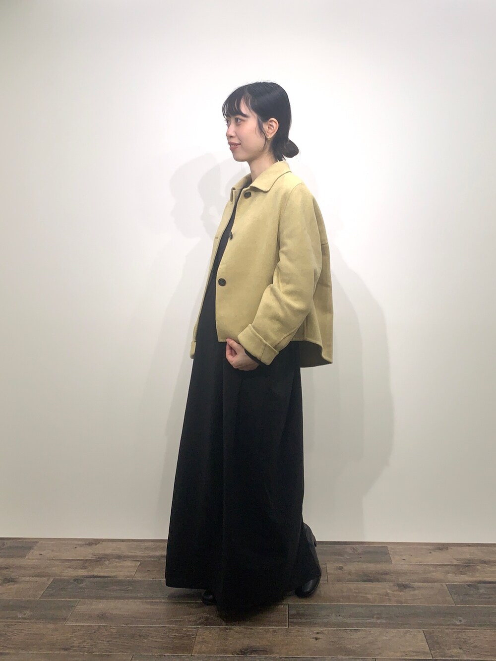 「センスオブプレイス、SENSEOFPLACE、骨格ウェーブ、イエベ春、ショートコート、イエローコーデ、ドッキングワンピ」｜「SENSE OF PLACE by URBAN RESEARCHのリバーショートブルゾン（ブルゾン、ベージュ系）」を使った、mikiさん（レディース・155cm）の秋コーディネートの3枚目の写真