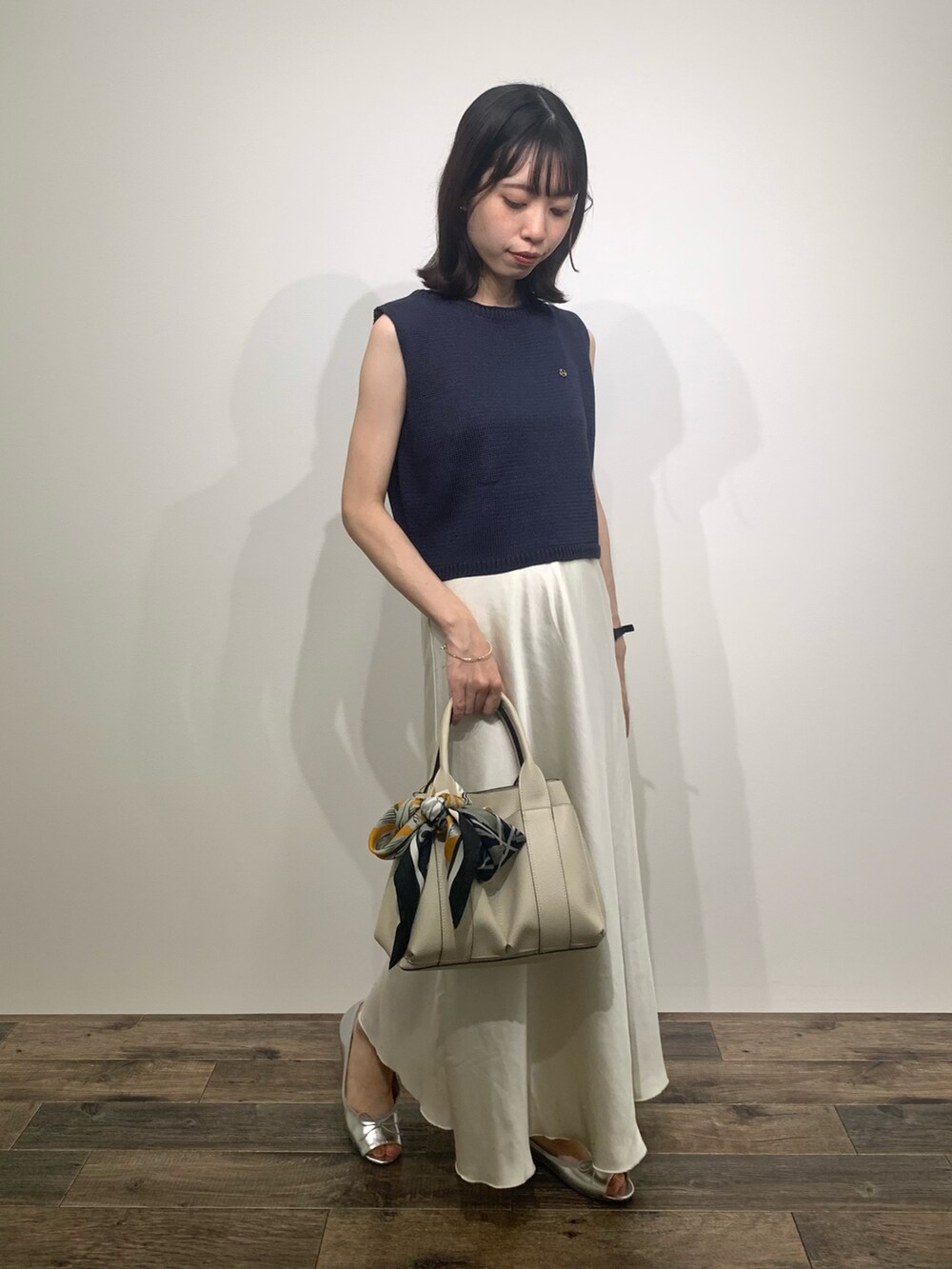 「センスオブプレイス、SENSEOFPLACE、ロデスコ、RODE SKO、スメリー、SMELLY、骨格ウェーブ、イエベ春、サテンスカート、サマーニット、スカーフ」｜「SENSE OF PLACE by URBAN RESEARCHのリネンタッチクロップドセーター（ニット/セーター、ブルー系）」を使った、mikiさん（レディース・155cm）の夏コーディネートの3枚目の写真