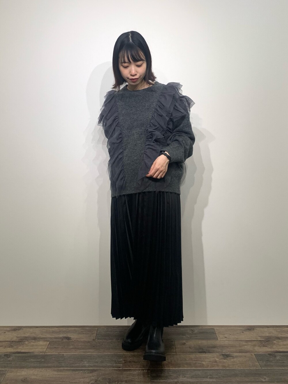 「センスオブプレイス、SENSEOFPLACE、骨格ウェーブ、イエベ春、プリーツスカート、フリルニット、サイドゴアブーツ」|「SENSE OF PLACE by URBAN RESEARCHのチュールドッキングフリルセーター(ニット/セーター、グレー系)」を使った、mikiさん(レディース・155cm)の秋コーディネートの3枚目の写真
