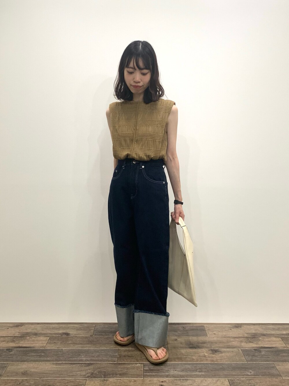 「センスオブプレイス、SENSEOFPLACE、ロデスコ、RODE SKO、デニム、骨格ウェーブ、イエベ春」｜「SENSE OF PLACE by URBAN RESEARCHのターンバックハクワイドデニム（デニムパンツ、ブルー系）」を使った、mikiさん（レディース・155cm）の夏コーディネートの2枚目の写真