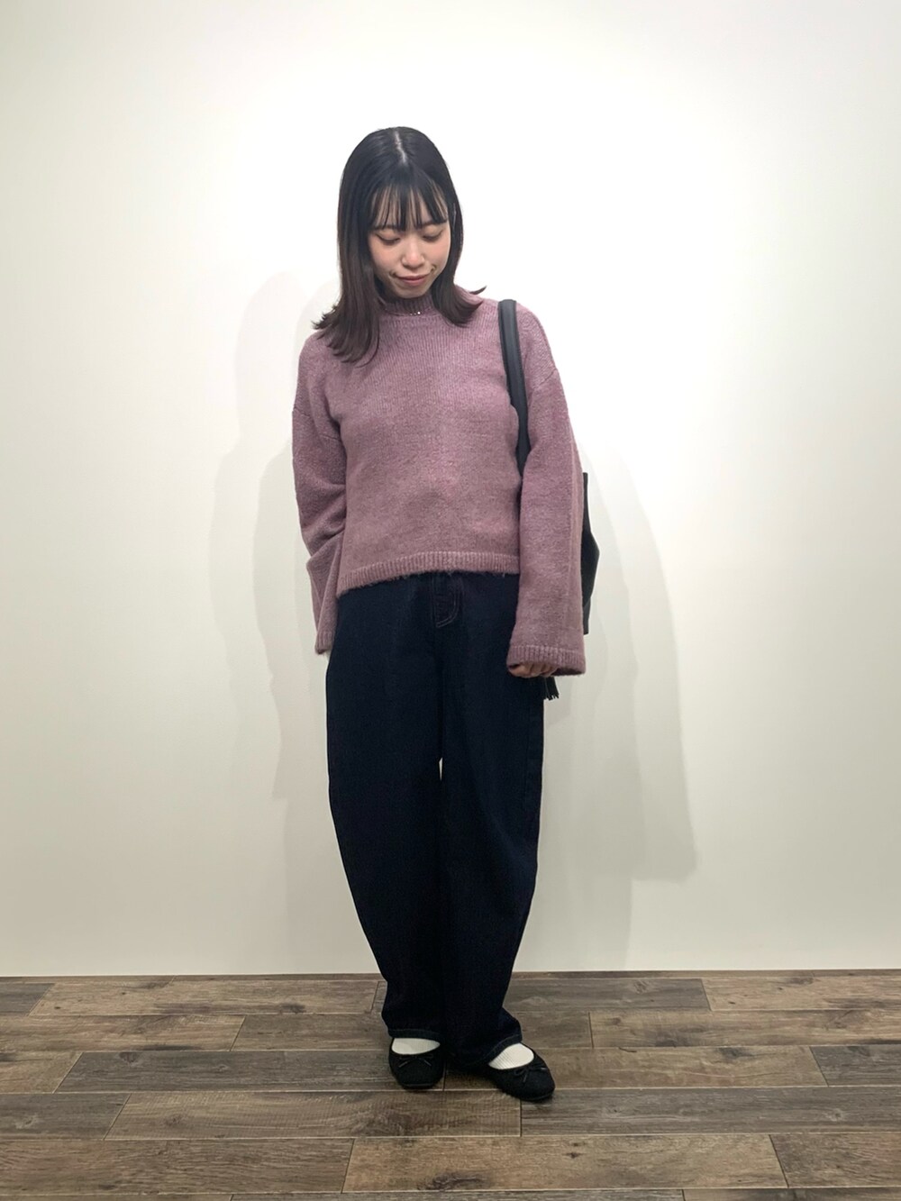 「センスオブプレイス、SENSEOFPLACE、ロデスコ、RODE SKO、骨格ウェーブ、イエベ春、チョーカートップス、カーブデニム、サイドゴアブーツ」|「SENSE OF PLACE by URBAN RESEARCHのカーブデニム(デニムパンツ、ブルー系)」を使った、mikiさん(レディース・155cm)の秋コーディネートの2枚目の写真