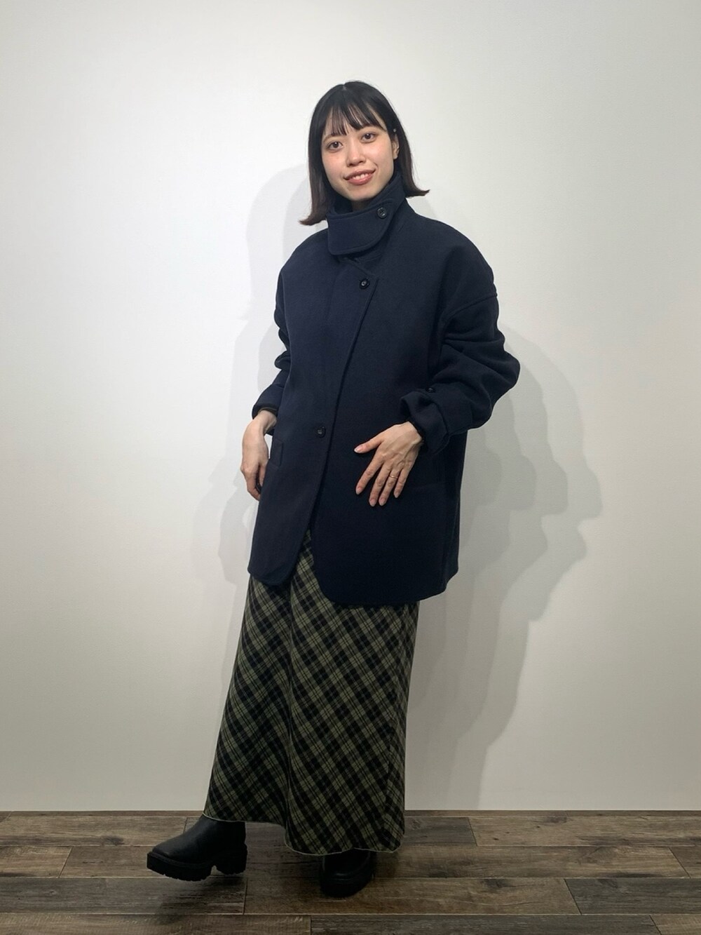「センスオブプレイス、SENSEOFPLACE、ケービーエフ(KBF)、KBF、ロデスコ、RODE SKO、ミドルコート、チェックスカート、骨格ウェーブ、イエベ春」｜「KBFのコクーンミドルコート（ステンカラーコート、ブルー系）」を使った、mikiさん（レディース・155cm）の秋コーディネートの5枚目の写真