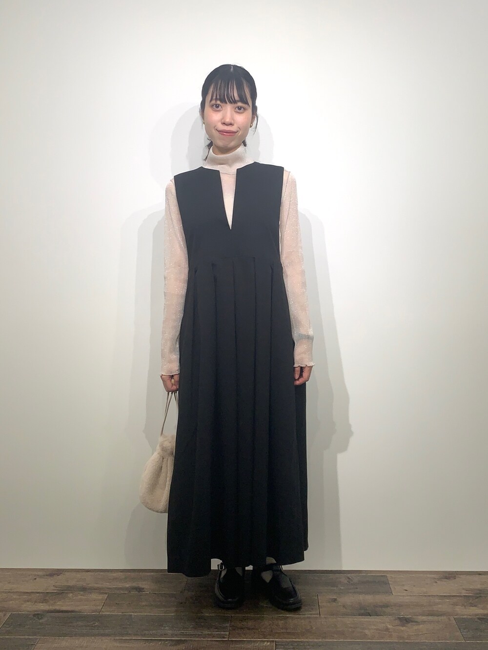 「センスオブプレイス、SENSEOFPLACE、ケービーエフ(KBF)、KBF、ロデスコ、RODE SKO、骨格ウェーブ、イエベ春、ロングコート、ジャンパースカート」｜「RODE SKOのウッドボールキンチャクファーバッグ（ショルダーバッグ、ホワイト系）」を使った、mikiさん（レディース・155cm）の秋コーディネートの5枚目の写真
